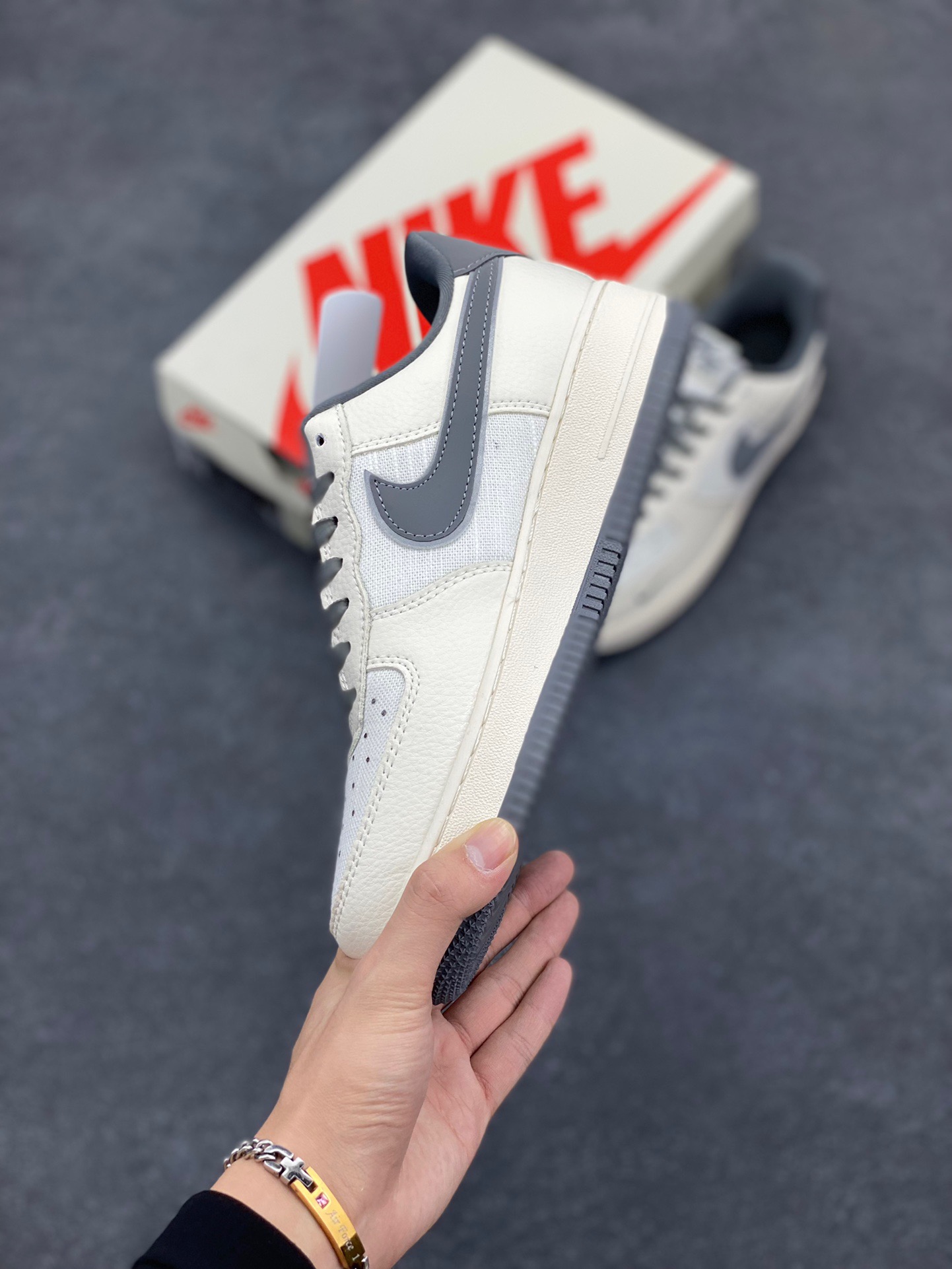 图片[3]-Nike Air Force 1 ‘07 Low “暴力熊联名——亚麻米灰三勾”空军一号 低帮 运动鞋 休闲鞋 折边针车 工艺难度大 原楦头原纸板 原装鞋盒 定制五金配件 内置全掌气垫 原厂鞋底 货号：KK1988-005 尺码：36 36.5 37.5 38 38.5 39 40 40.5 41 42 42.5 43 44 44.5 45-选品中心