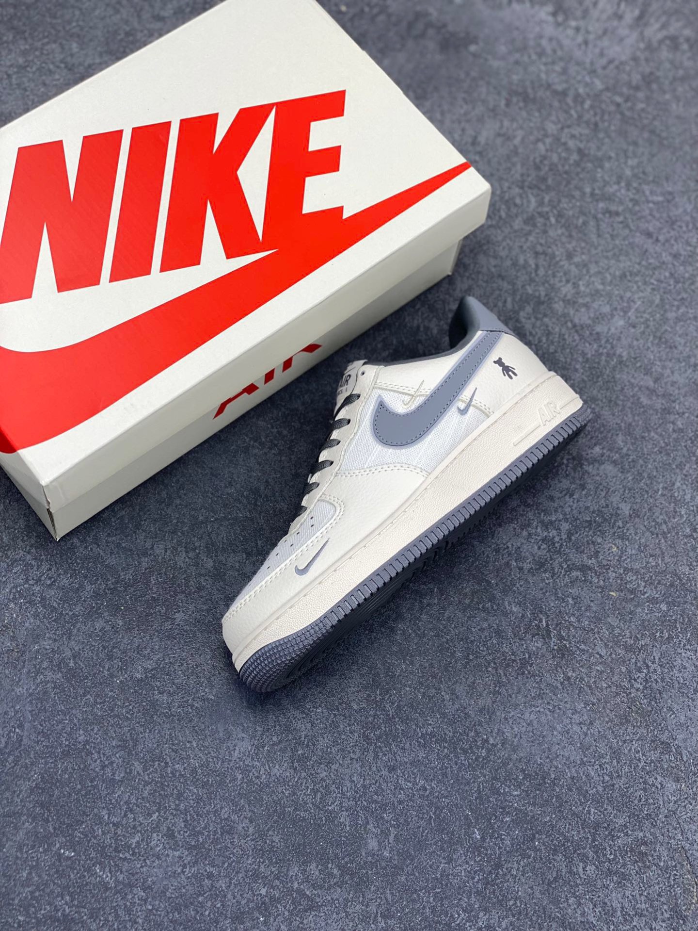 图片[7]-Nike Air Force 1 ‘07 Low “暴力熊联名——亚麻米灰三勾”空军一号 低帮 运动鞋 休闲鞋 折边针车 工艺难度大 原楦头原纸板 原装鞋盒 定制五金配件 内置全掌气垫 原厂鞋底 货号：KK1988-005 尺码：36 36.5 37.5 38 38.5 39 40 40.5 41 42 42.5 43 44 44.5 45-选品中心