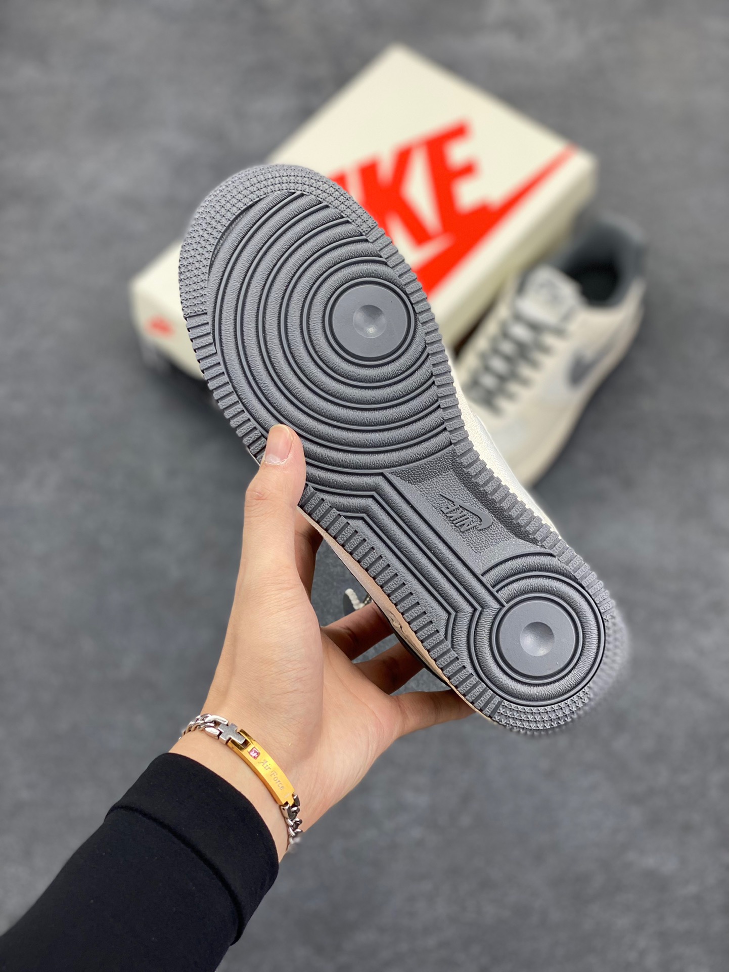 图片[5]-Nike Air Force 1 ‘07 Low “暴力熊联名——亚麻米灰三勾”空军一号 低帮 运动鞋 休闲鞋 折边针车 工艺难度大 原楦头原纸板 原装鞋盒 定制五金配件 内置全掌气垫 原厂鞋底 货号：KK1988-005 尺码：36 36.5 37.5 38 38.5 39 40 40.5 41 42 42.5 43 44 44.5 45-选品中心