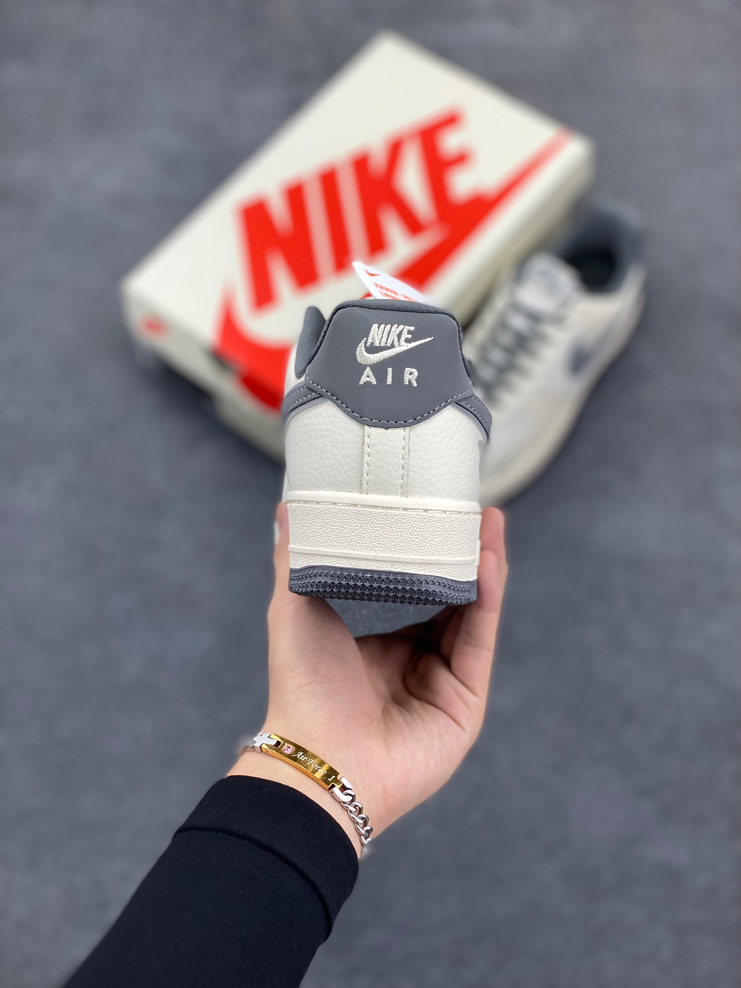 图片[4]-Nike Air Force 1 ‘07 Low “暴力熊联名——亚麻米灰三勾”空军一号 低帮 运动鞋 休闲鞋 折边针车 工艺难度大 原楦头原纸板 原装鞋盒 定制五金配件 内置全掌气垫 原厂鞋底 货号：KK1988-005 尺码：36 36.5 37.5 38 38.5 39 40 40.5 41 42 42.5 43 44 44.5 45-选品中心