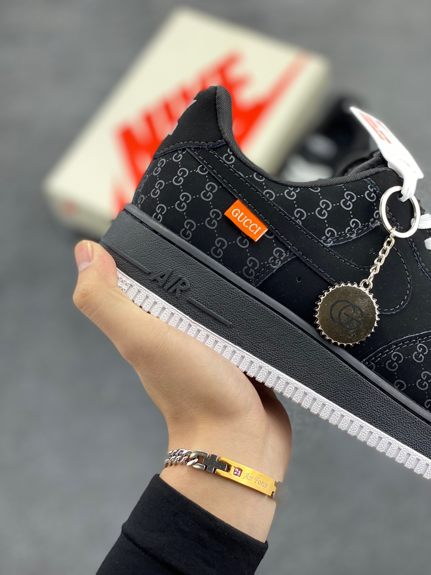 图片[6]-Nike Air Force 1 ‘07 Low “古驰联名——双拼极夜黑”空军一号 低帮 运动鞋 休闲鞋 折边针车 工艺难度大 原楦头原纸板 原装鞋盒 定制五金配件 内置全掌气垫 原厂鞋底 货号：KK1988-007 尺码：36 36.5 37.5 38 38.5 39 40 40.5 41 42 42.5 43 44 44.5 45-选品中心