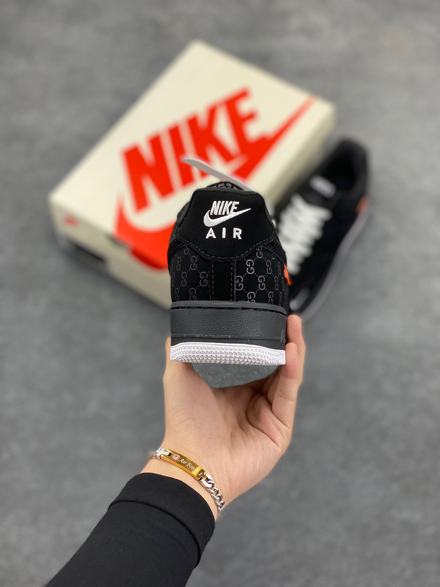 图片[4]-Nike Air Force 1 ‘07 Low “古驰联名——双拼极夜黑”空军一号 低帮 运动鞋 休闲鞋 折边针车 工艺难度大 原楦头原纸板 原装鞋盒 定制五金配件 内置全掌气垫 原厂鞋底 货号：KK1988-007 尺码：36 36.5 37.5 38 38.5 39 40 40.5 41 42 42.5 43 44 44.5 45-选品中心