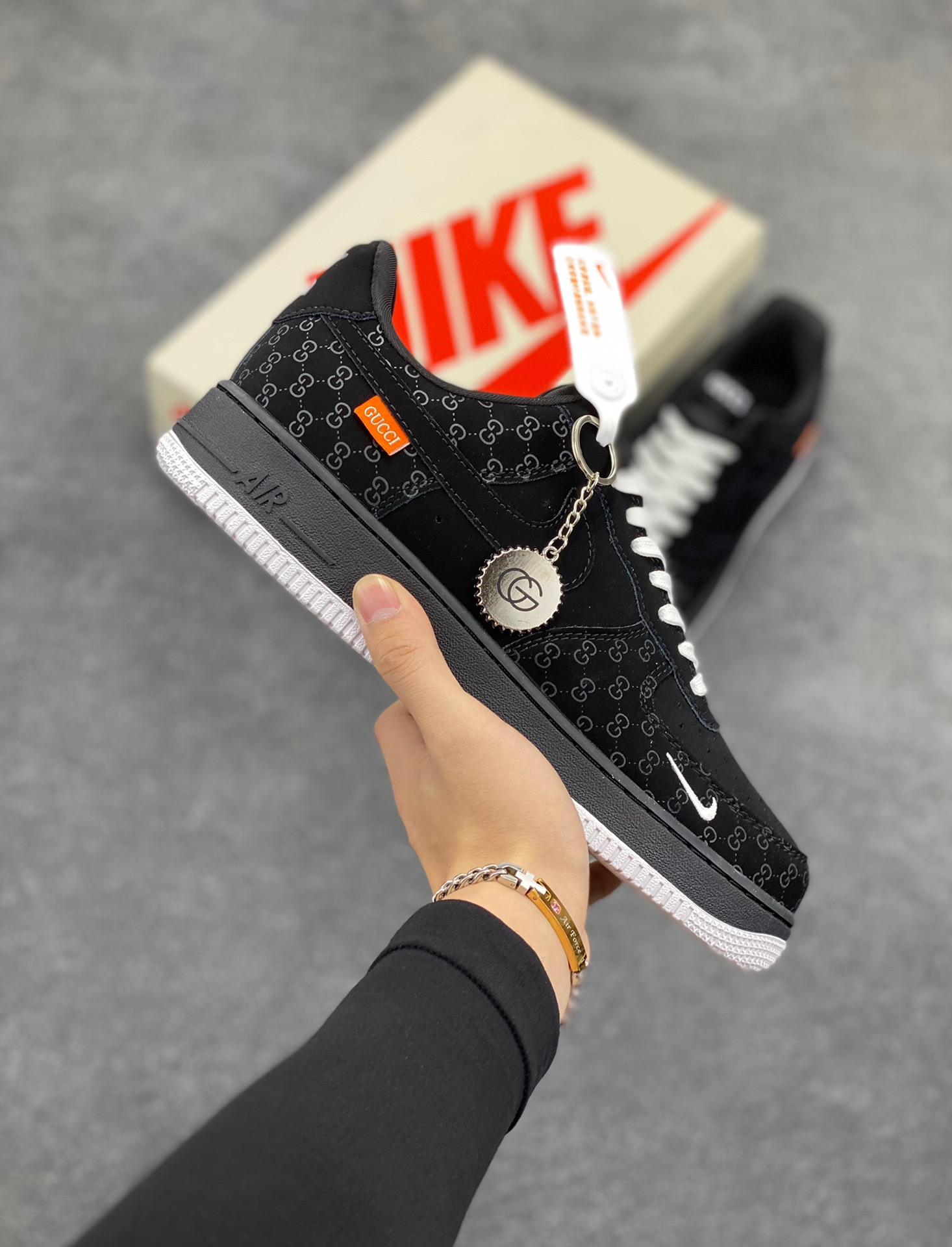 Nike Air Force 1 ‘07 Low “古驰联名——双拼极夜黑”空军一号 低帮 运动鞋 休闲鞋 折边针车 工艺难度大 原楦头原纸板 原装鞋盒 定制五金配件 内置全掌气垫 原厂鞋底 货号：KK1988-007 尺码：36 36.5 37.5 38 38.5 39 40 40.5 41 42 42.5 43 44 44.5 45-选品中心