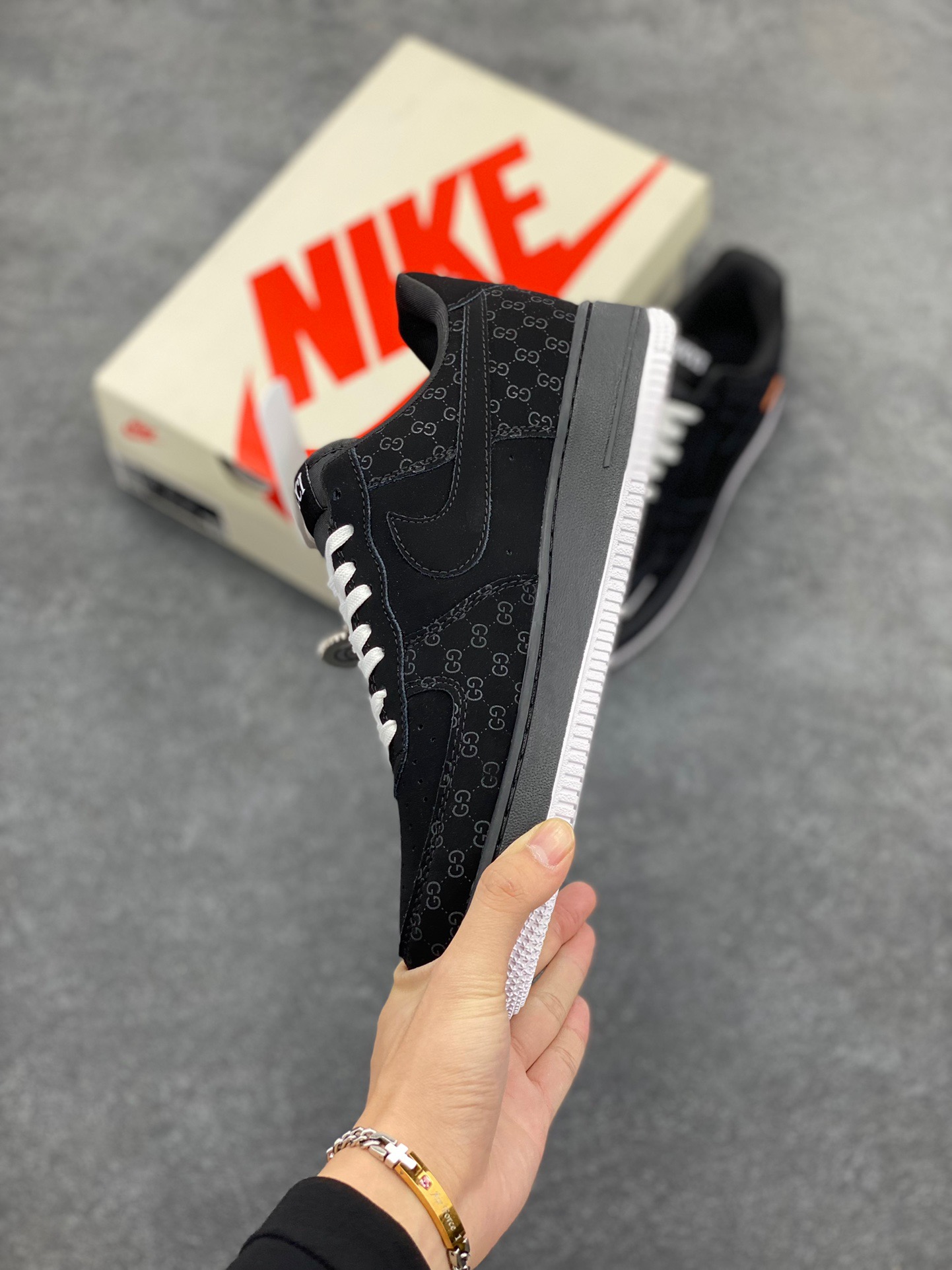 图片[3]-Nike Air Force 1 ‘07 Low “古驰联名——双拼极夜黑”空军一号 低帮 运动鞋 休闲鞋 折边针车 工艺难度大 原楦头原纸板 原装鞋盒 定制五金配件 内置全掌气垫 原厂鞋底 货号：KK1988-007 尺码：36 36.5 37.5 38 38.5 39 40 40.5 41 42 42.5 43 44 44.5 45-选品中心