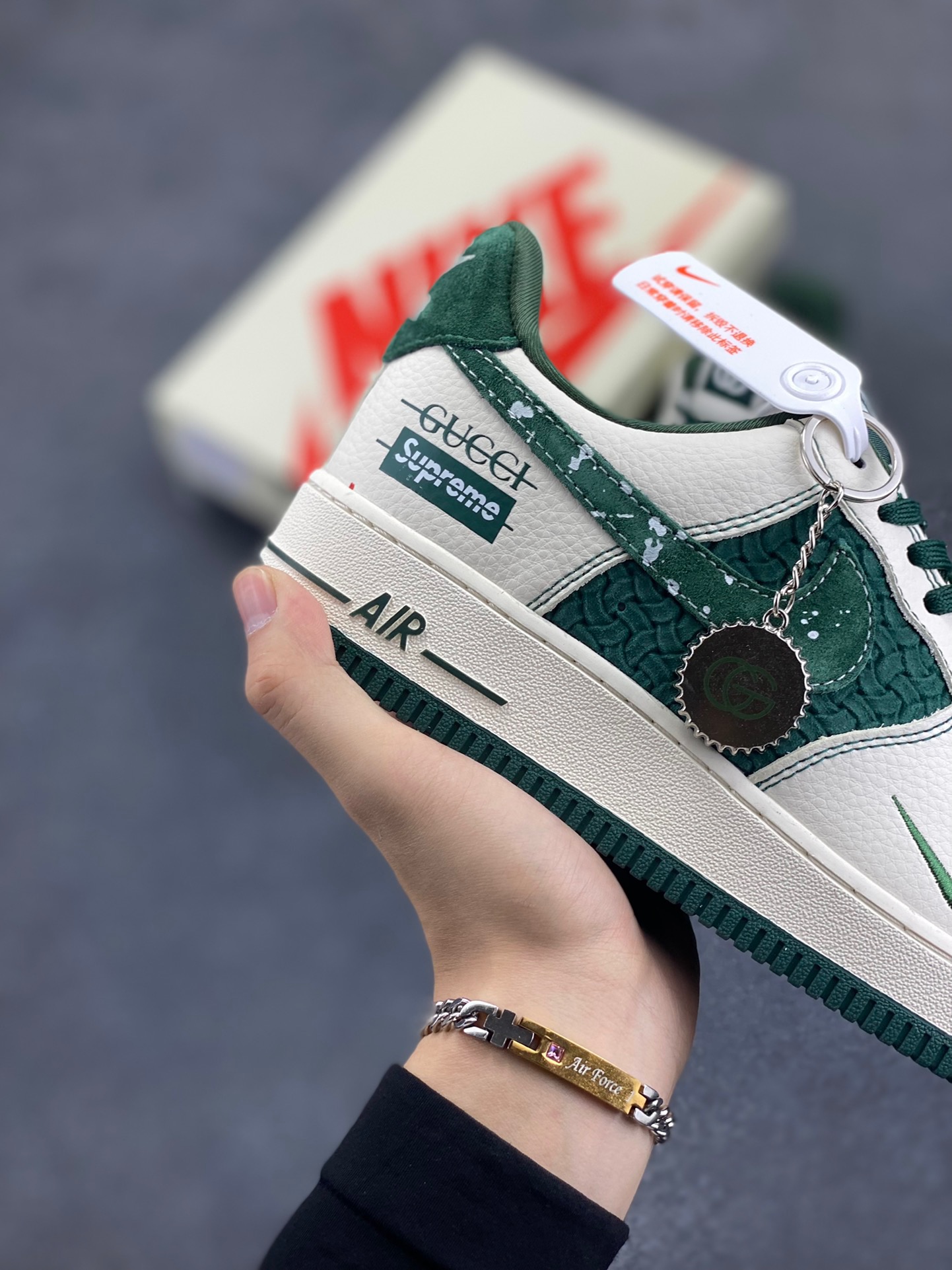 图片[6]-NIke Air Force 1 ‘07 Low “古驰Supreme联名—米白祖母绿”空军一号 低帮 运动鞋 休闲鞋 折边针车 工艺难度大 原楦头原纸板 原装鞋盒 定制五金配件 内置全掌气垫 原厂鞋底 货号：KK1988-008A 尺码：36 36.5 37.5 38 38.5 39 40 40.5 41 42 42.5 43 44 44.5 45-选品中心