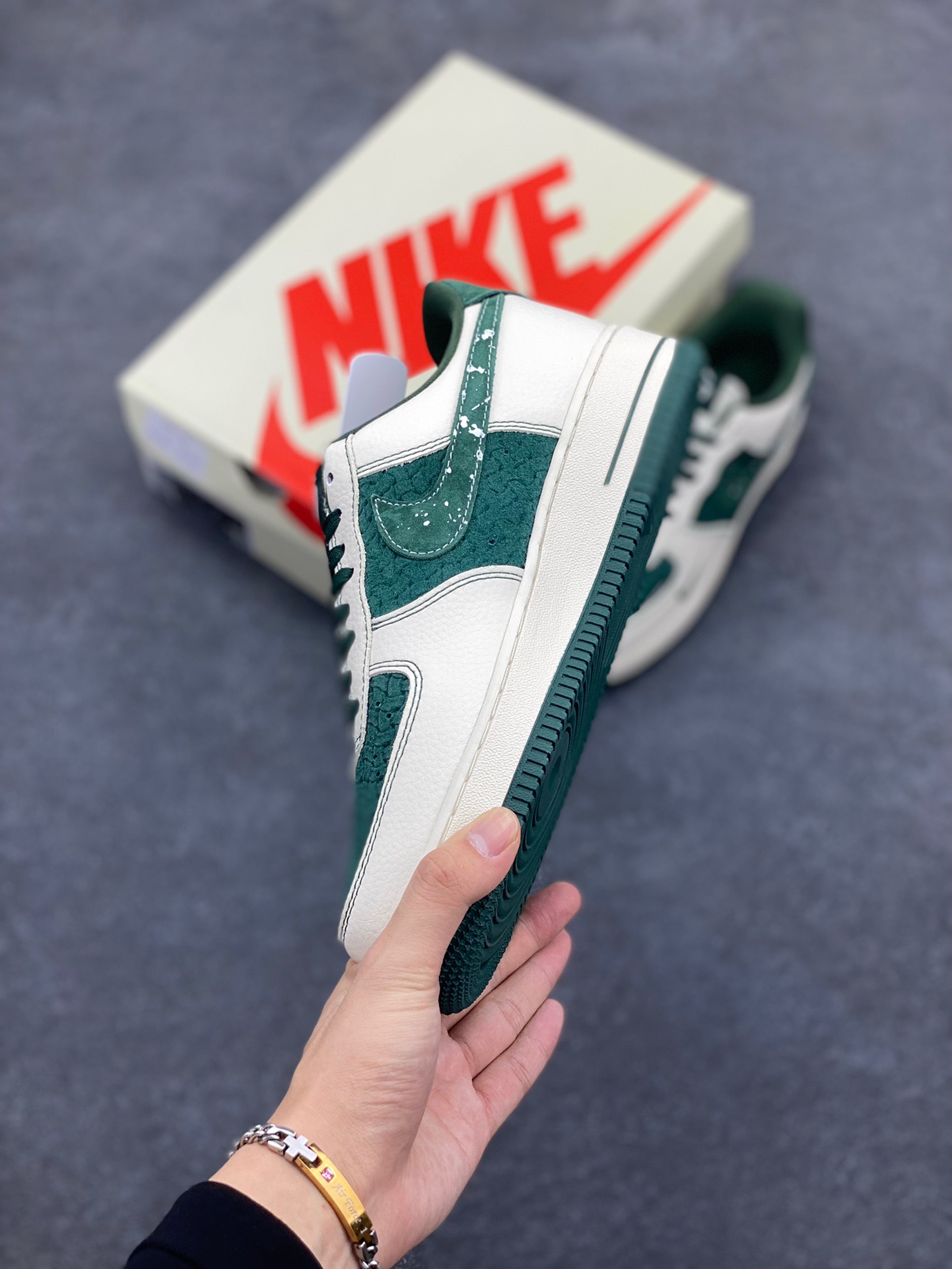 图片[3]-NIke Air Force 1 ‘07 Low “古驰Supreme联名—米白祖母绿”空军一号 低帮 运动鞋 休闲鞋 折边针车 工艺难度大 原楦头原纸板 原装鞋盒 定制五金配件 内置全掌气垫 原厂鞋底 货号：KK1988-008A 尺码：36 36.5 37.5 38 38.5 39 40 40.5 41 42 42.5 43 44 44.5 45-选品中心