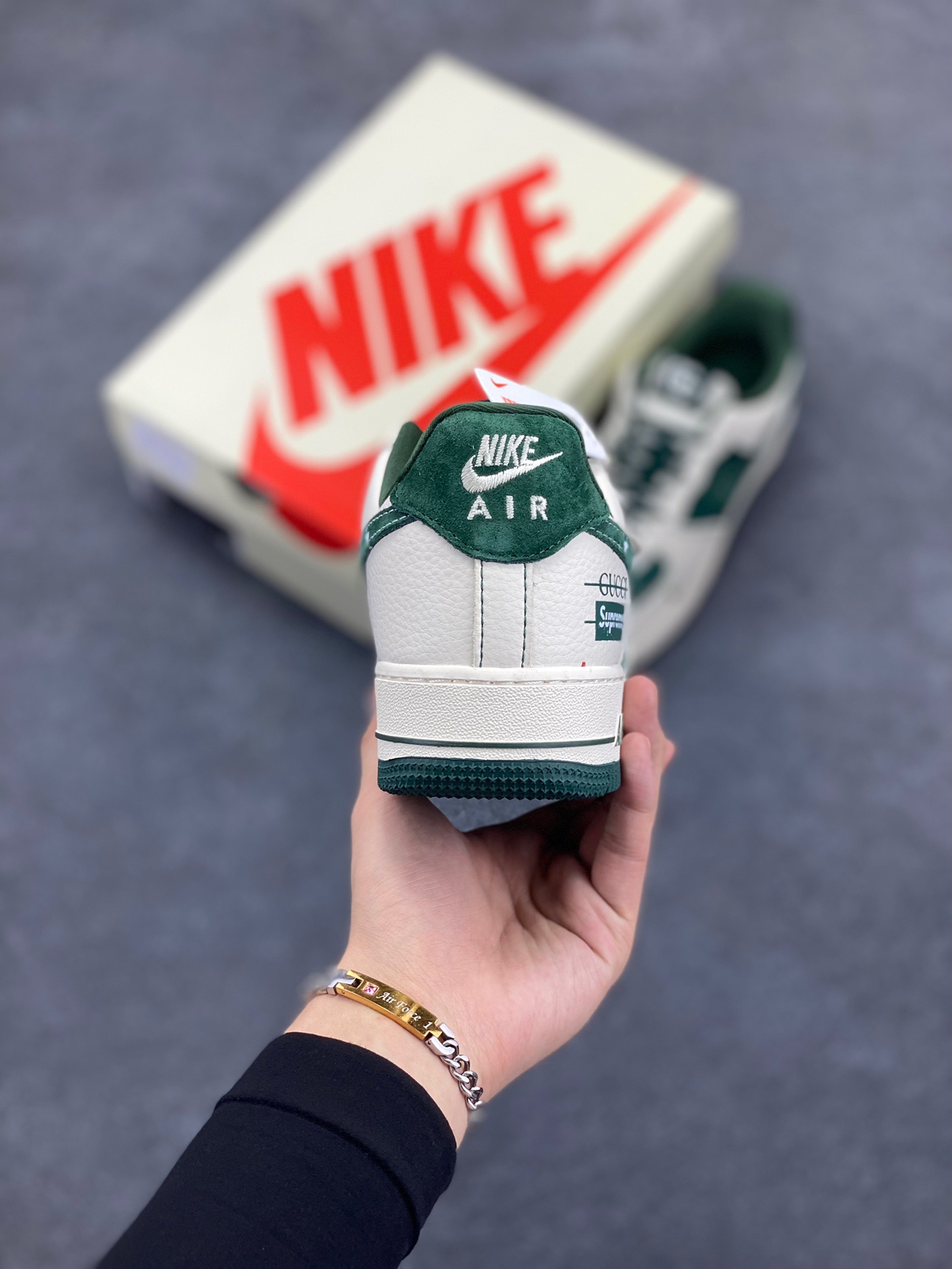 图片[4]-NIke Air Force 1 ‘07 Low “古驰Supreme联名—米白祖母绿”空军一号 低帮 运动鞋 休闲鞋 折边针车 工艺难度大 原楦头原纸板 原装鞋盒 定制五金配件 内置全掌气垫 原厂鞋底 货号：KK1988-008A 尺码：36 36.5 37.5 38 38.5 39 40 40.5 41 42 42.5 43 44 44.5 45-选品中心