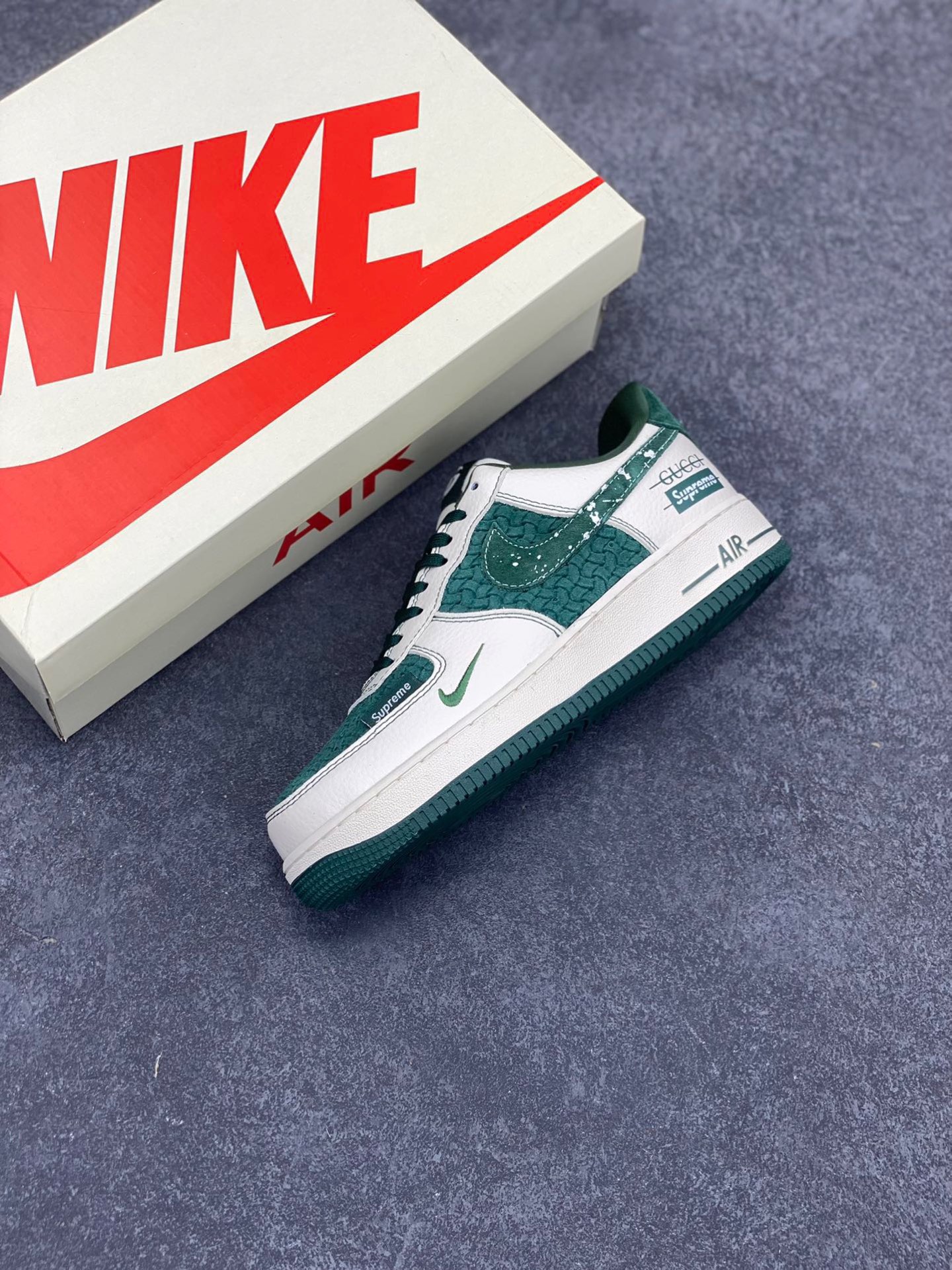 图片[7]-NIke Air Force 1 ‘07 Low “古驰Supreme联名—米白祖母绿”空军一号 低帮 运动鞋 休闲鞋 折边针车 工艺难度大 原楦头原纸板 原装鞋盒 定制五金配件 内置全掌气垫 原厂鞋底 货号：KK1988-008A 尺码：36 36.5 37.5 38 38.5 39 40 40.5 41 42 42.5 43 44 44.5 45-选品中心