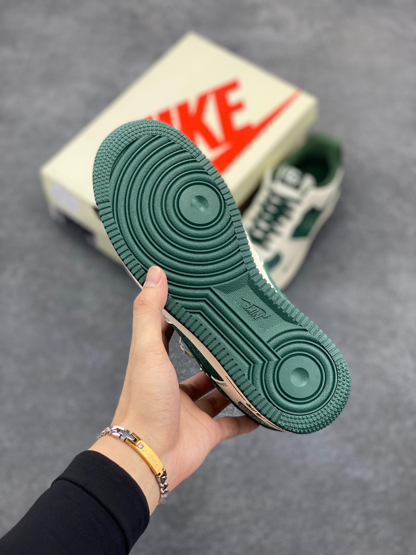 图片[5]-NIke Air Force 1 ‘07 Low “古驰Supreme联名—米白祖母绿”空军一号 低帮 运动鞋 休闲鞋 折边针车 工艺难度大 原楦头原纸板 原装鞋盒 定制五金配件 内置全掌气垫 原厂鞋底 货号：KK1988-008A 尺码：36 36.5 37.5 38 38.5 39 40 40.5 41 42 42.5 43 44 44.5 45-选品中心