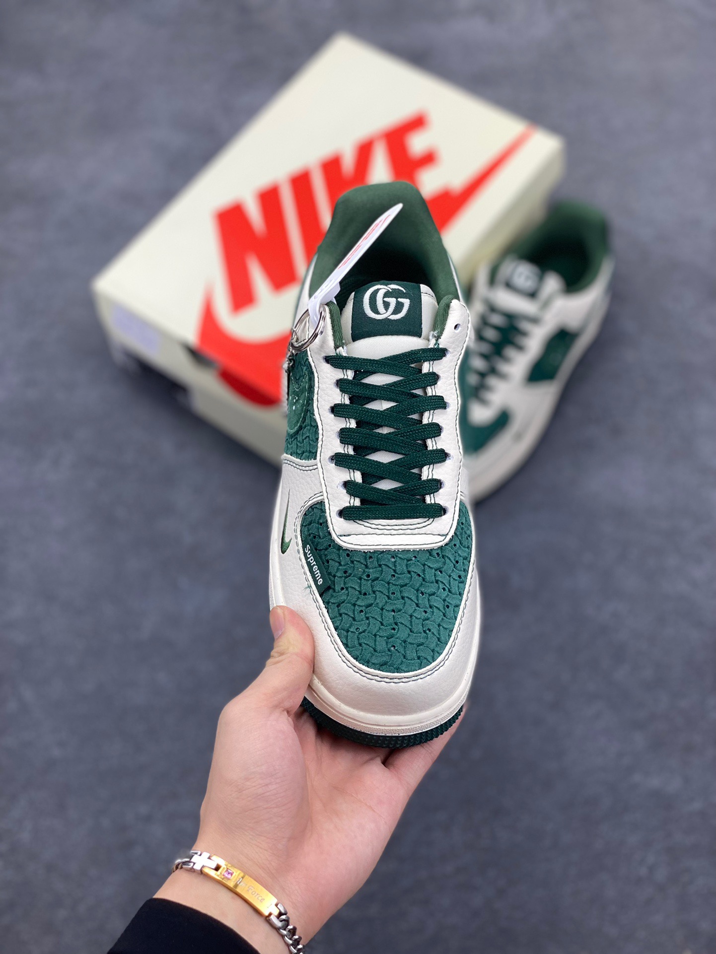 图片[2]-NIke Air Force 1 ‘07 Low “古驰Supreme联名—米白祖母绿”空军一号 低帮 运动鞋 休闲鞋 折边针车 工艺难度大 原楦头原纸板 原装鞋盒 定制五金配件 内置全掌气垫 原厂鞋底 货号：KK1988-008A 尺码：36 36.5 37.5 38 38.5 39 40 40.5 41 42 42.5 43 44 44.5 45-选品中心