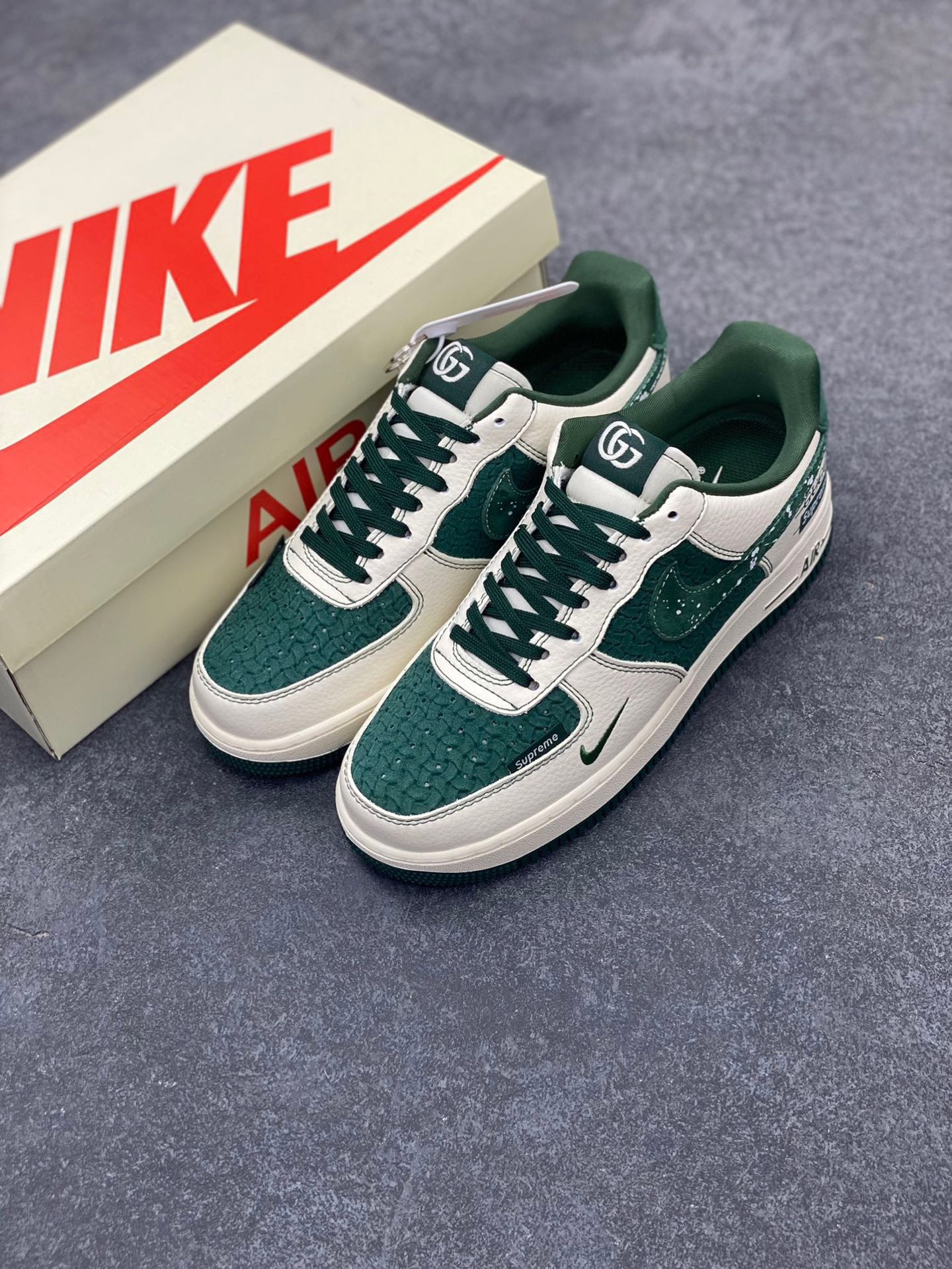 图片[8]-NIke Air Force 1 ‘07 Low “古驰Supreme联名—米白祖母绿”空军一号 低帮 运动鞋 休闲鞋 折边针车 工艺难度大 原楦头原纸板 原装鞋盒 定制五金配件 内置全掌气垫 原厂鞋底 货号：KK1988-008A 尺码：36 36.5 37.5 38 38.5 39 40 40.5 41 42 42.5 43 44 44.5 45-选品中心