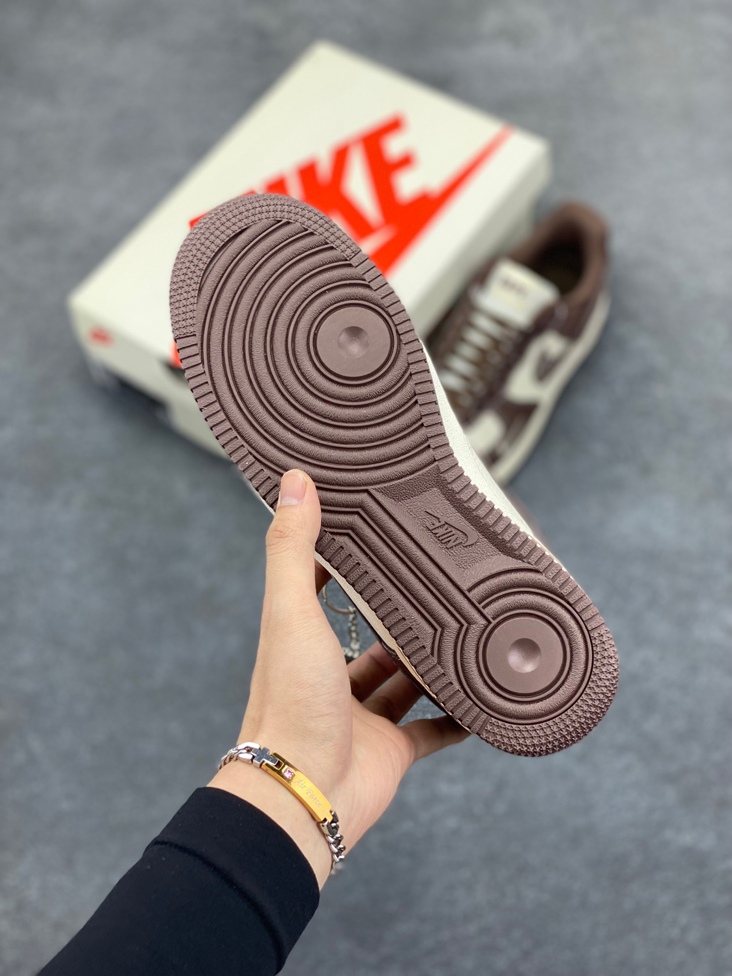 图片[5]-NIke Air Force 1 ‘07 Low “Bape联名—檀褐”空军一号 低帮 运动鞋 休闲鞋 折边针车 工艺难度大 原楦头原纸板 原装鞋盒 定制五金配件 内置全掌气垫 原厂鞋底 货号：KK1988-027 尺码：36 36.5 37.5 38 38.5 39 40 40.5 41 42 42.5 43 44 44.5 45-选品中心