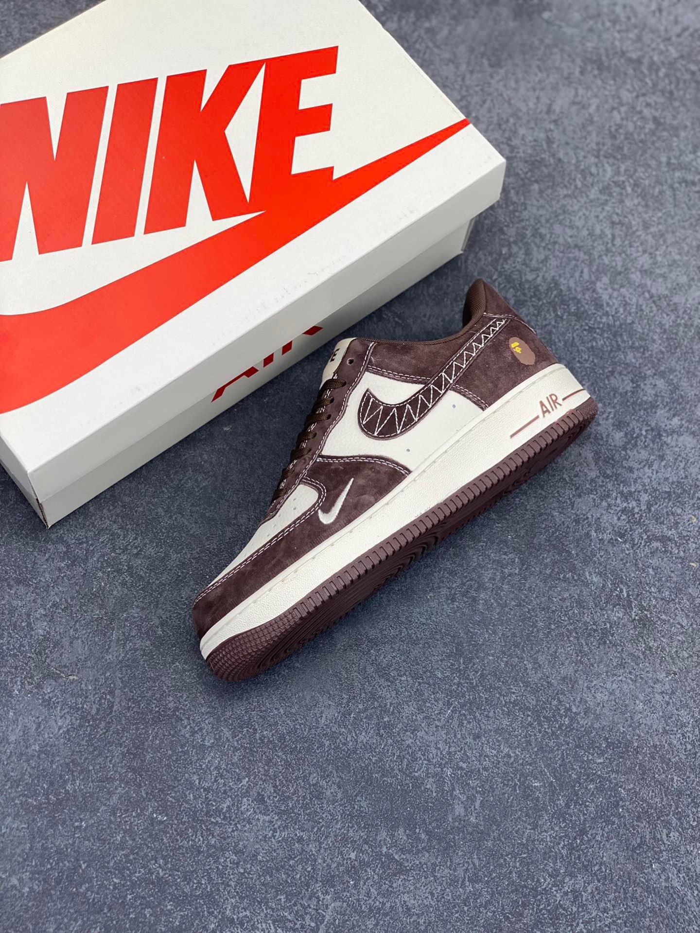 图片[7]-NIke Air Force 1 ‘07 Low “Bape联名—檀褐”空军一号 低帮 运动鞋 休闲鞋 折边针车 工艺难度大 原楦头原纸板 原装鞋盒 定制五金配件 内置全掌气垫 原厂鞋底 货号：KK1988-027 尺码：36 36.5 37.5 38 38.5 39 40 40.5 41 42 42.5 43 44 44.5 45-选品中心