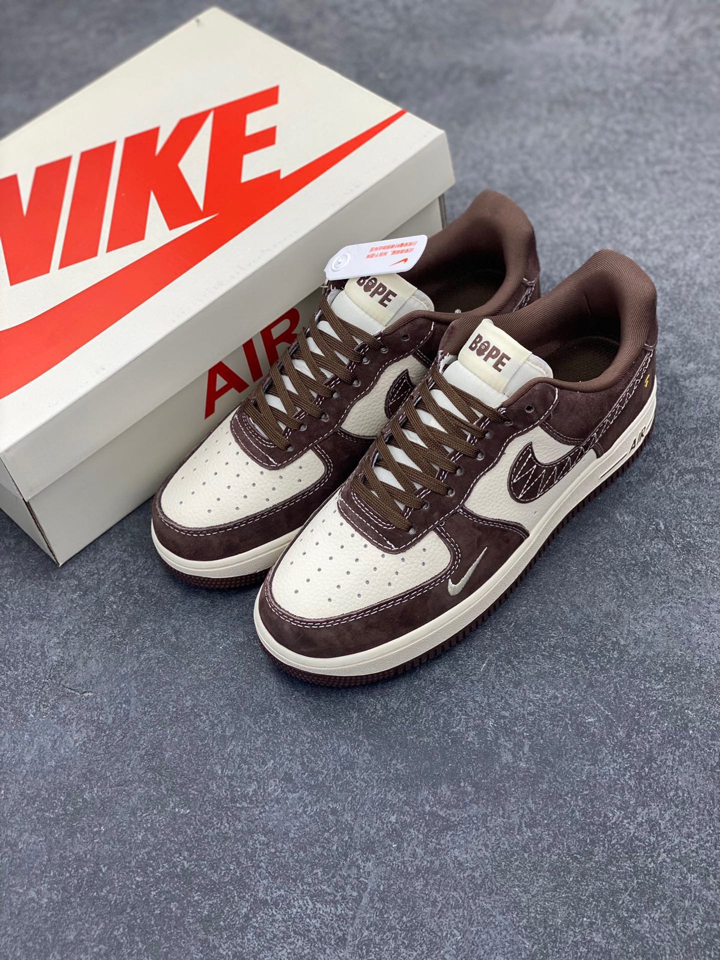 图片[8]-NIke Air Force 1 ‘07 Low “Bape联名—檀褐”空军一号 低帮 运动鞋 休闲鞋 折边针车 工艺难度大 原楦头原纸板 原装鞋盒 定制五金配件 内置全掌气垫 原厂鞋底 货号：KK1988-027 尺码：36 36.5 37.5 38 38.5 39 40 40.5 41 42 42.5 43 44 44.5 45-选品中心