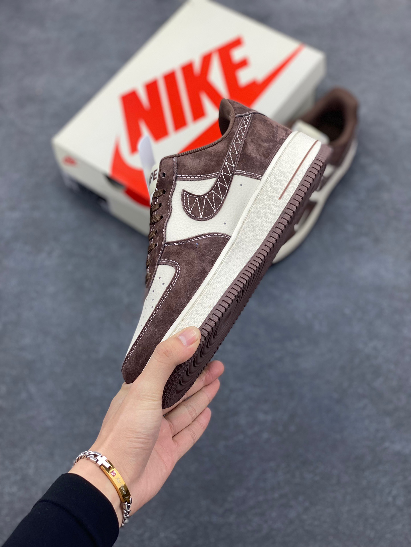 图片[3]-NIke Air Force 1 ‘07 Low “Bape联名—檀褐”空军一号 低帮 运动鞋 休闲鞋 折边针车 工艺难度大 原楦头原纸板 原装鞋盒 定制五金配件 内置全掌气垫 原厂鞋底 货号：KK1988-027 尺码：36 36.5 37.5 38 38.5 39 40 40.5 41 42 42.5 43 44 44.5 45-选品中心