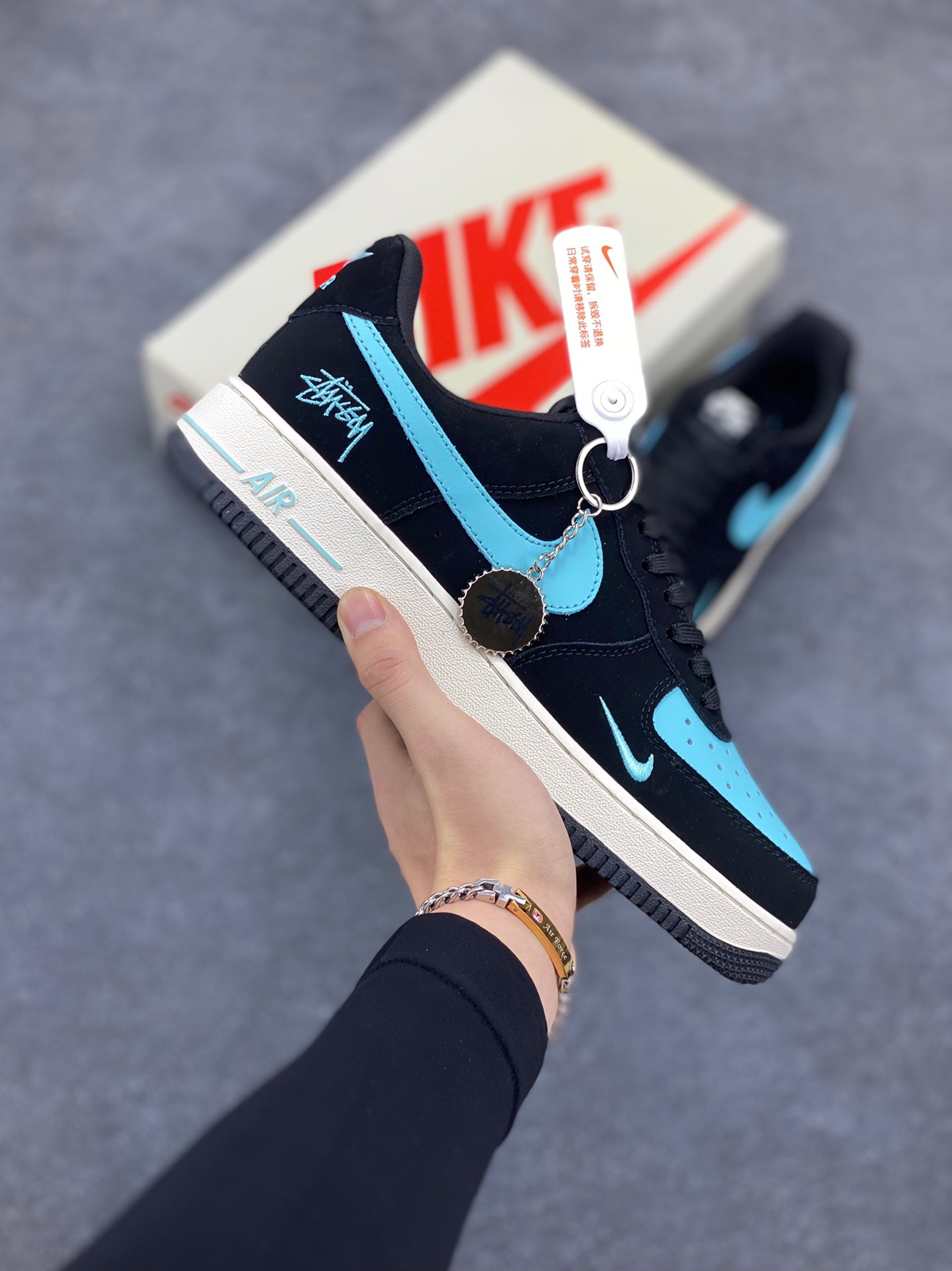 NIke Air Force 1 ‘07 Low “斯图西联名—黑蒂芙尼”空军一号 低帮 运动鞋 休闲鞋 折边针车 工艺难度大 原楦头原纸板 原装鞋盒 定制五金配件 内置全掌气垫 原厂鞋底 货号：KK1988-030 尺码：36 36.5 37.5 38 38.5 39 40 40.5 41 42 42.5 43 44 44.5 45-选品中心