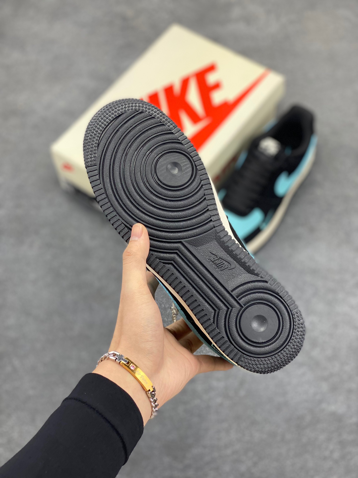 图片[5]-NIke Air Force 1 ‘07 Low “斯图西联名—黑蒂芙尼”空军一号 低帮 运动鞋 休闲鞋 折边针车 工艺难度大 原楦头原纸板 原装鞋盒 定制五金配件 内置全掌气垫 原厂鞋底 货号：KK1988-030 尺码：36 36.5 37.5 38 38.5 39 40 40.5 41 42 42.5 43 44 44.5 45-选品中心