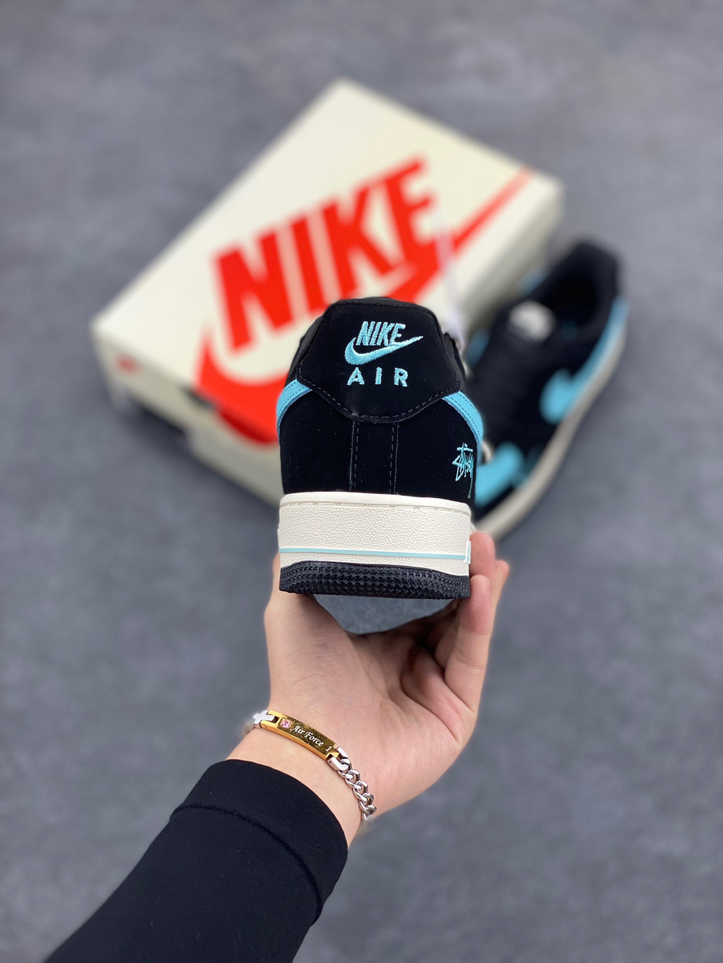 图片[4]-NIke Air Force 1 ‘07 Low “斯图西联名—黑蒂芙尼”空军一号 低帮 运动鞋 休闲鞋 折边针车 工艺难度大 原楦头原纸板 原装鞋盒 定制五金配件 内置全掌气垫 原厂鞋底 货号：KK1988-030 尺码：36 36.5 37.5 38 38.5 39 40 40.5 41 42 42.5 43 44 44.5 45-选品中心
