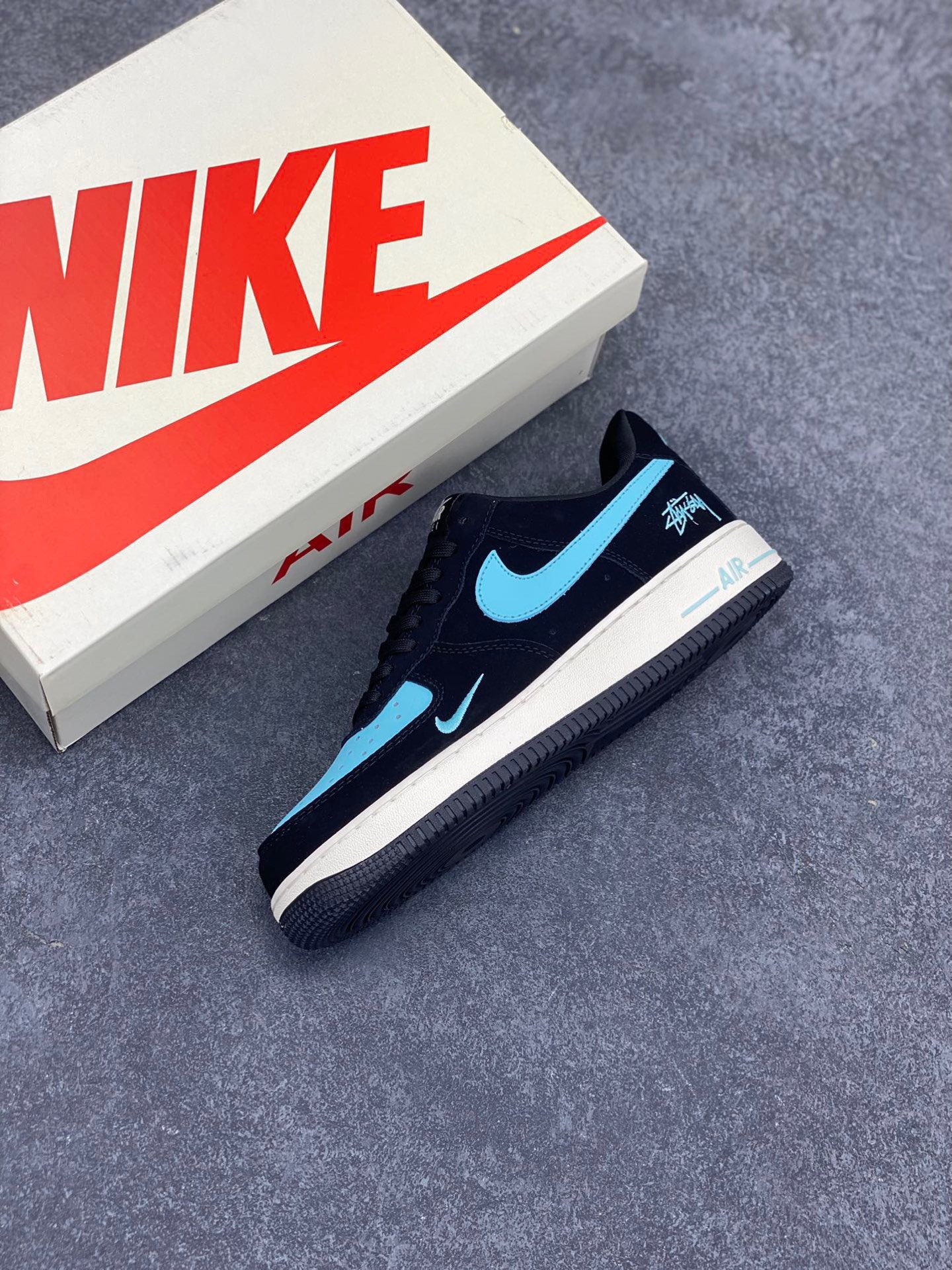 图片[7]-NIke Air Force 1 ‘07 Low “斯图西联名—黑蒂芙尼”空军一号 低帮 运动鞋 休闲鞋 折边针车 工艺难度大 原楦头原纸板 原装鞋盒 定制五金配件 内置全掌气垫 原厂鞋底 货号：KK1988-030 尺码：36 36.5 37.5 38 38.5 39 40 40.5 41 42 42.5 43 44 44.5 45-选品中心