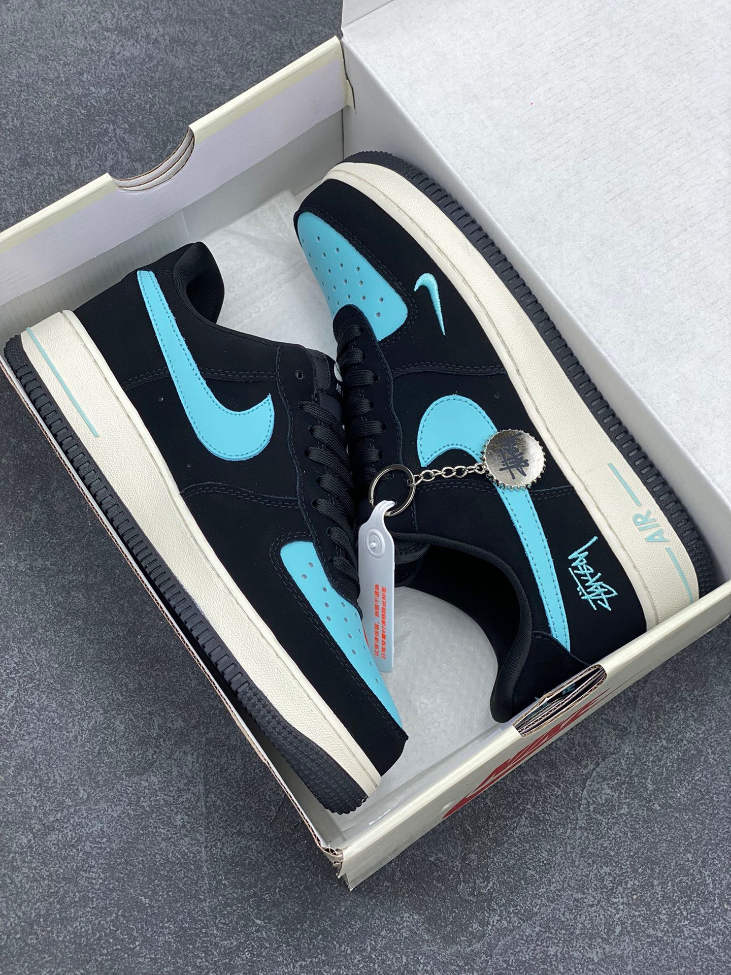 图片[9]-NIke Air Force 1 ‘07 Low “斯图西联名—黑蒂芙尼”空军一号 低帮 运动鞋 休闲鞋 折边针车 工艺难度大 原楦头原纸板 原装鞋盒 定制五金配件 内置全掌气垫 原厂鞋底 货号：KK1988-030 尺码：36 36.5 37.5 38 38.5 39 40 40.5 41 42 42.5 43 44 44.5 45-选品中心