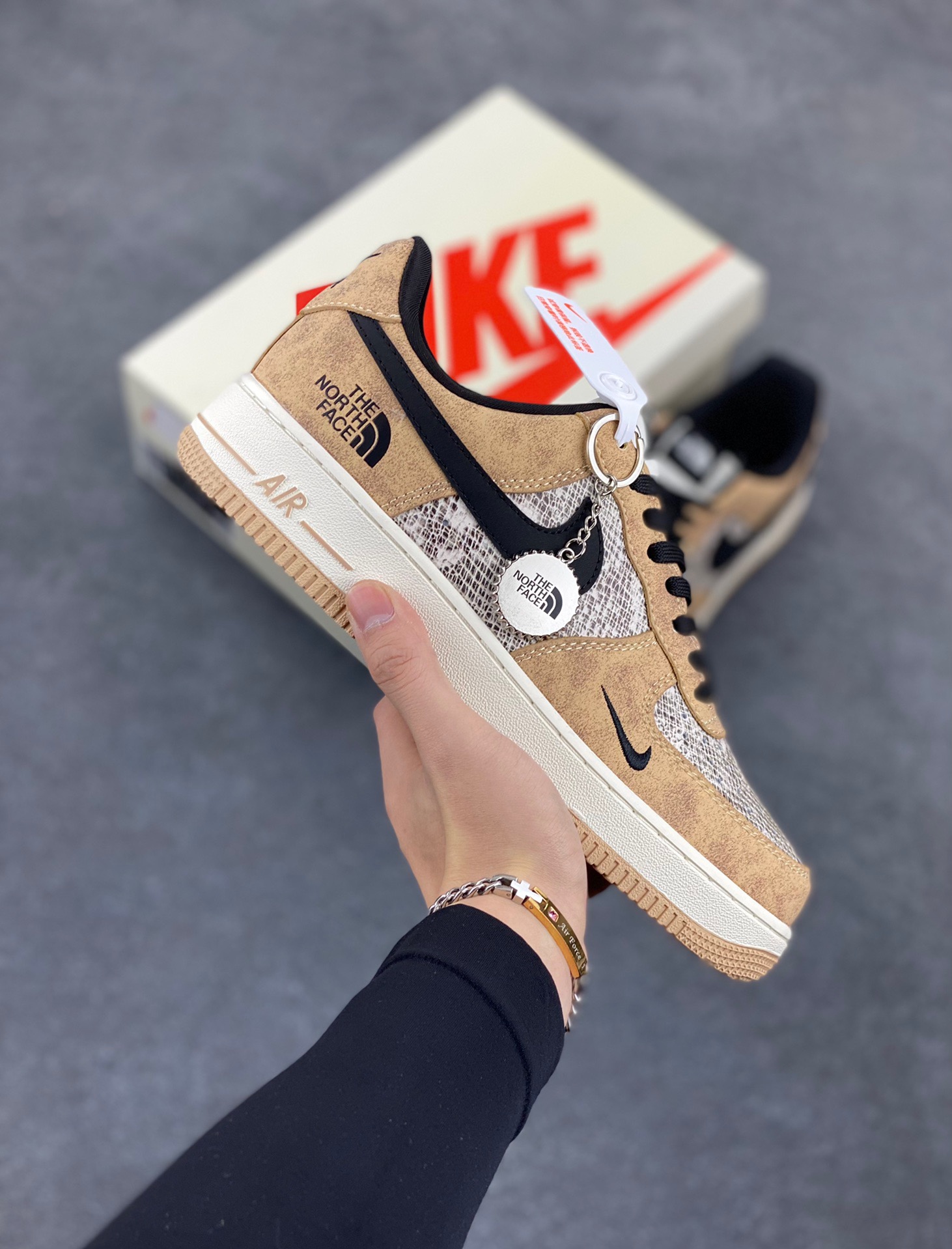 NIke Air Force 1 ‘07 Low “北面联名——网纹棕”空军一号 低帮 运动鞋 休闲鞋 折边针车 工艺难度大 原楦头原纸板 原装鞋盒 定制五金配件 内置全掌气垫 原厂鞋底 货号：KK1988-031 尺码：36 36.5 37.5 38 38.5 39 40 40.5 41 42 42.5 43 44 44.5 45-选品中心