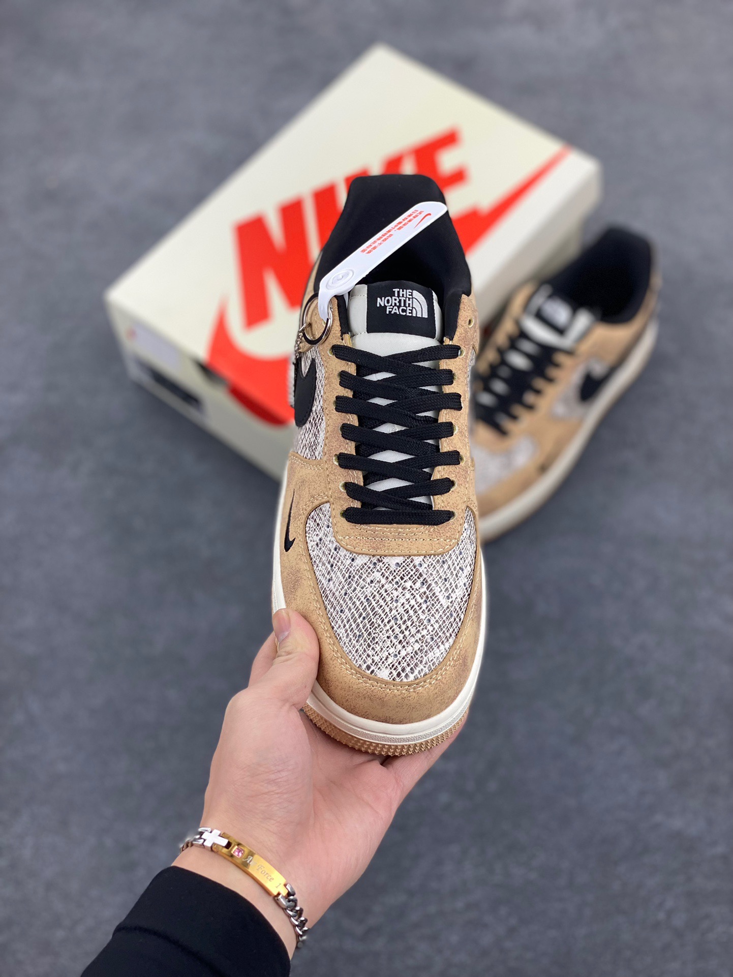 图片[2]-NIke Air Force 1 ‘07 Low “北面联名——网纹棕”空军一号 低帮 运动鞋 休闲鞋 折边针车 工艺难度大 原楦头原纸板 原装鞋盒 定制五金配件 内置全掌气垫 原厂鞋底 货号：KK1988-031 尺码：36 36.5 37.5 38 38.5 39 40 40.5 41 42 42.5 43 44 44.5 45-选品中心