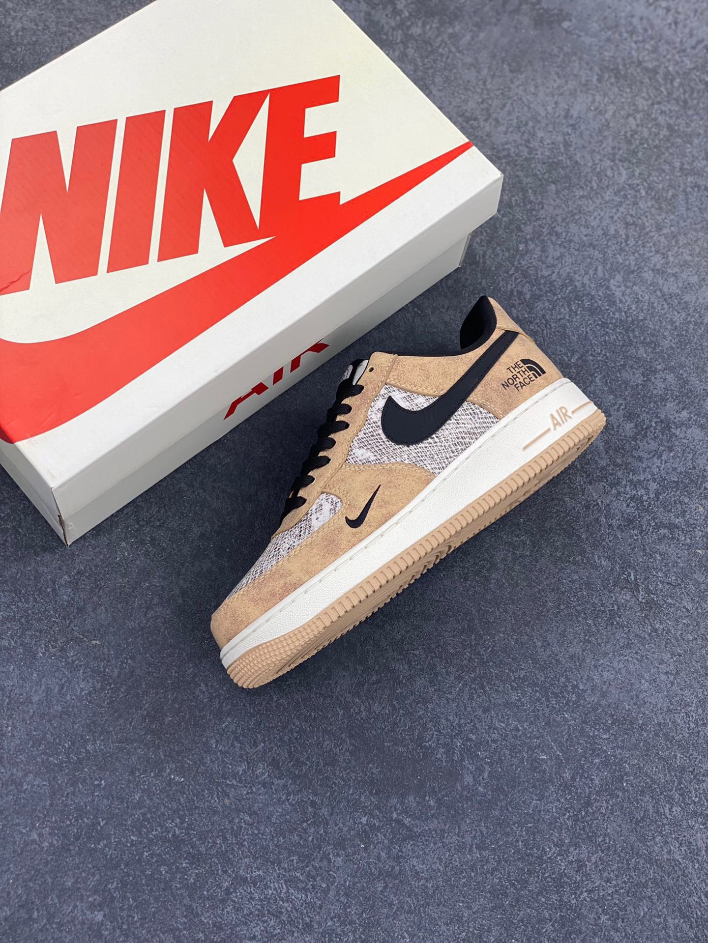 图片[7]-NIke Air Force 1 ‘07 Low “北面联名——网纹棕”空军一号 低帮 运动鞋 休闲鞋 折边针车 工艺难度大 原楦头原纸板 原装鞋盒 定制五金配件 内置全掌气垫 原厂鞋底 货号：KK1988-031 尺码：36 36.5 37.5 38 38.5 39 40 40.5 41 42 42.5 43 44 44.5 45-选品中心