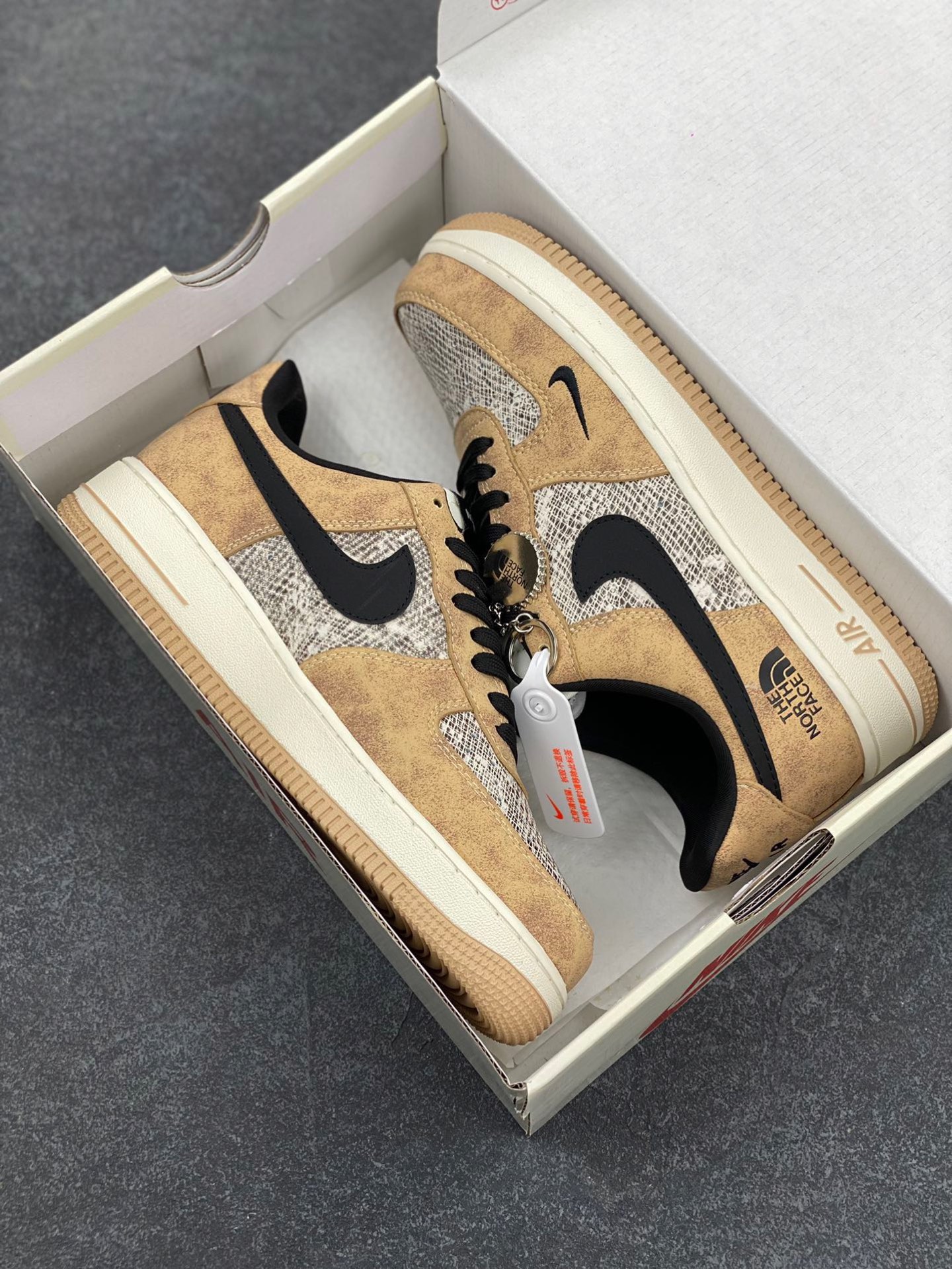 图片[9]-NIke Air Force 1 ‘07 Low “北面联名——网纹棕”空军一号 低帮 运动鞋 休闲鞋 折边针车 工艺难度大 原楦头原纸板 原装鞋盒 定制五金配件 内置全掌气垫 原厂鞋底 货号：KK1988-031 尺码：36 36.5 37.5 38 38.5 39 40 40.5 41 42 42.5 43 44 44.5 45-选品中心