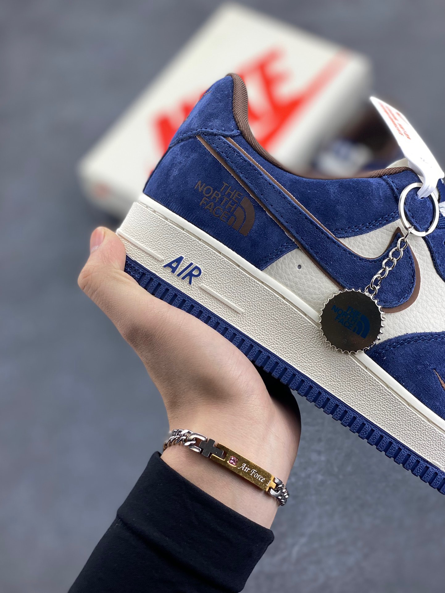 图片[6]-NIke Air Force 1 ‘07 Low “北面联名—钢蓝色”空军一号 低帮 运动鞋 休闲鞋 折边针车 工艺难度大 原楦头原纸板 原装鞋盒 定制五金配件 内置全掌气垫 原厂鞋底 货号：KK1988-032 尺码：36 36.5 37.5 38 38.5 39 40 40.5 41 42 42.5 43 44 44.5 45-选品中心