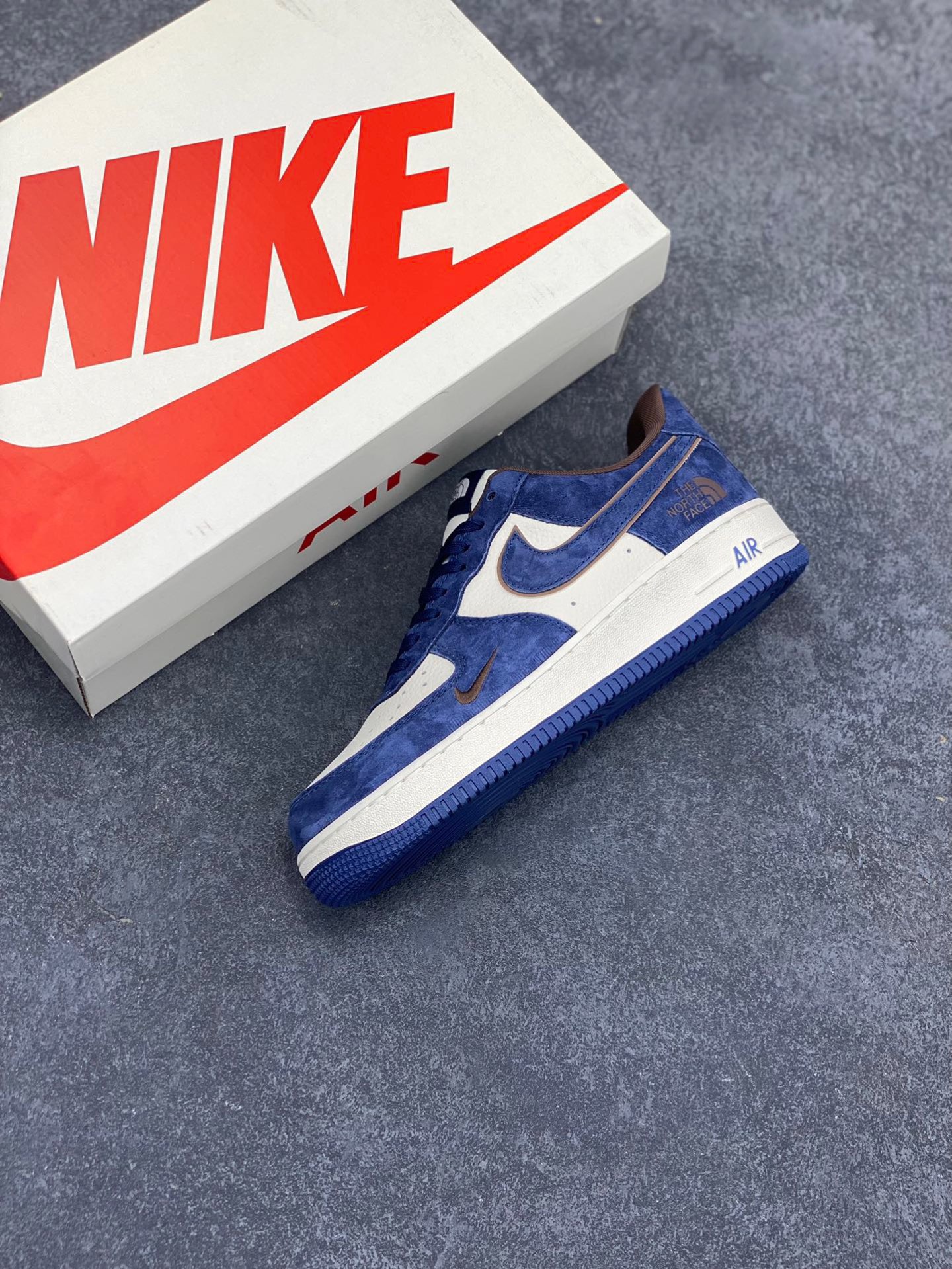 图片[7]-NIke Air Force 1 ‘07 Low “北面联名—钢蓝色”空军一号 低帮 运动鞋 休闲鞋 折边针车 工艺难度大 原楦头原纸板 原装鞋盒 定制五金配件 内置全掌气垫 原厂鞋底 货号：KK1988-032 尺码：36 36.5 37.5 38 38.5 39 40 40.5 41 42 42.5 43 44 44.5 45-选品中心