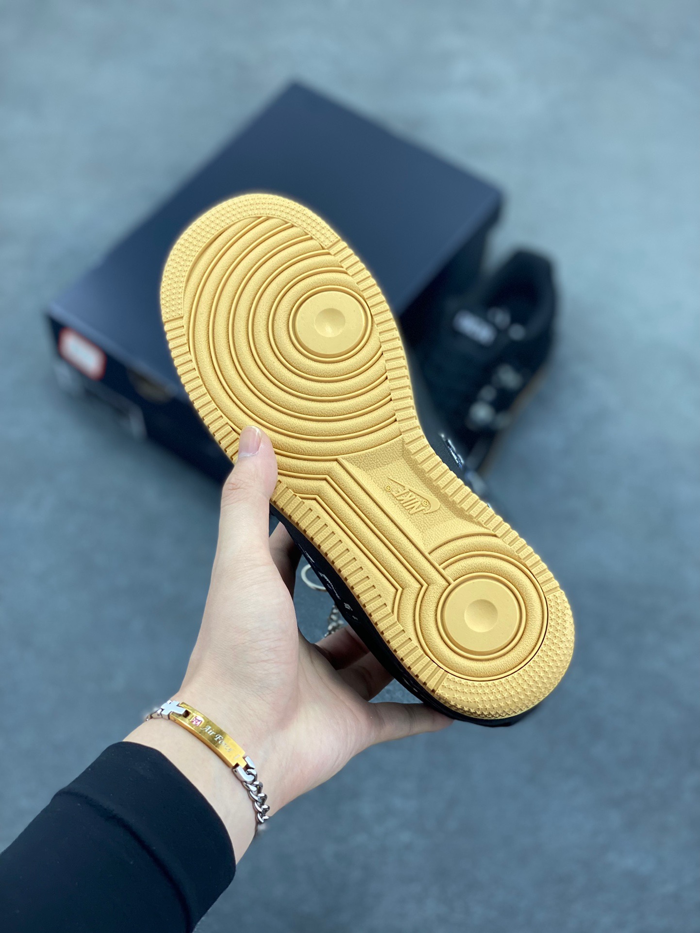 图片[5]-Nike Air Force 1 Low 空军一号低帮百搭休闲运动板鞋。柔软、弹性十足的缓震性能和出色的中底设计，横跨复古与现代的外型结合，造就出风靡全球三十多年的Force 1，直到今天还深受青睐。 货号：KK1988-058 尺码：36 36.5 37.5 38 38.5 39 40 40.5 41 42 42.5 43 44 44.5 45-选品中心