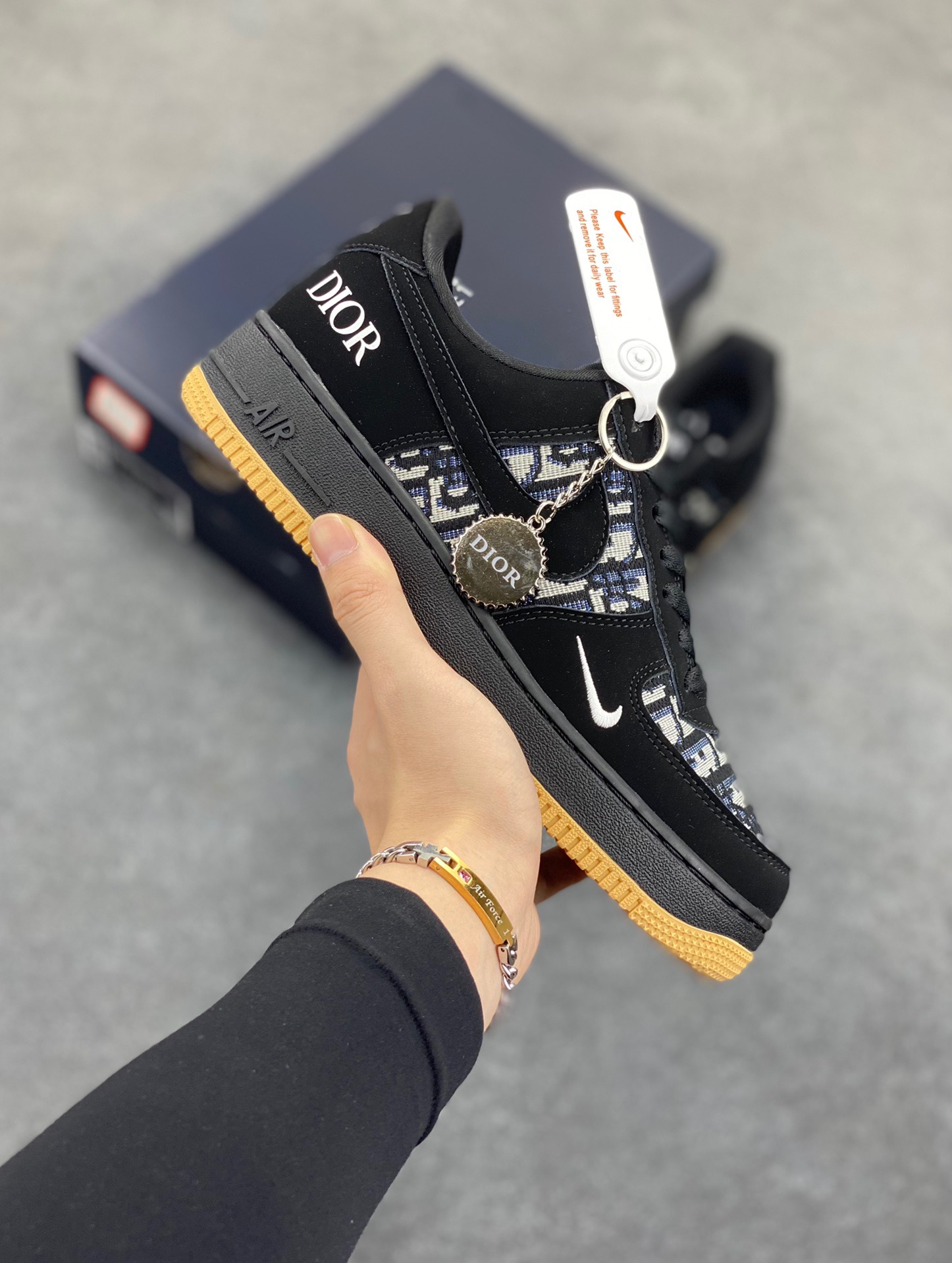 Nike Air Force 1 Low 空军一号低帮百搭休闲运动板鞋。柔软、弹性十足的缓震性能和出色的中底设计，横跨复古与现代的外型结合，造就出风靡全球三十多年的Force 1，直到今天还深受青睐。 货号：KK1988-058 尺码：36 36.5 37.5 38 38.5 39 40 40.5 41 42 42.5 43 44 44.5 45-选品中心