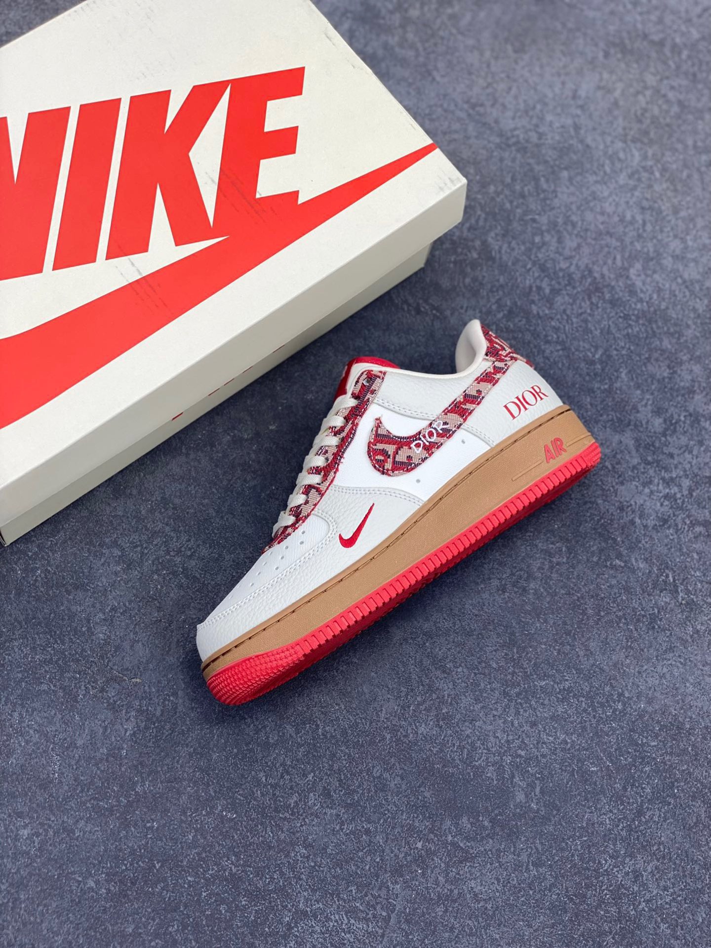 图片[7]-Nike Air Force 1 Low 空军一号低帮百搭休闲运动板鞋。柔软、弹性十足的缓震性能和出色的中底设计，横跨复古与现代的外型结合，造就出风靡全球三十多年的Force 1，直到今天还深受青睐。 货号：KK1988-049 尺码：36 37.5 38 39 40 40.5 41 42 42.5 43 44 45-选品中心