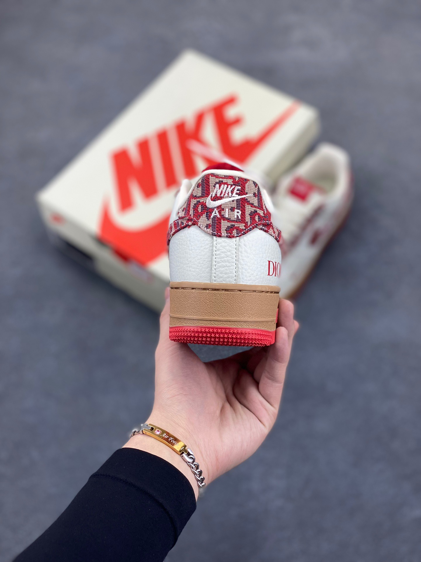 图片[4]-Nike Air Force 1 Low 空军一号低帮百搭休闲运动板鞋。柔软、弹性十足的缓震性能和出色的中底设计，横跨复古与现代的外型结合，造就出风靡全球三十多年的Force 1，直到今天还深受青睐。 货号：KK1988-049 尺码：36 37.5 38 39 40 40.5 41 42 42.5 43 44 45-选品中心