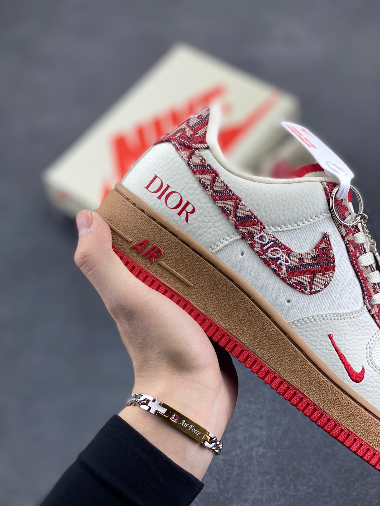 图片[6]-Nike Air Force 1 Low 空军一号低帮百搭休闲运动板鞋。柔软、弹性十足的缓震性能和出色的中底设计，横跨复古与现代的外型结合，造就出风靡全球三十多年的Force 1，直到今天还深受青睐。 货号：KK1988-049 尺码：36 37.5 38 39 40 40.5 41 42 42.5 43 44 45-选品中心