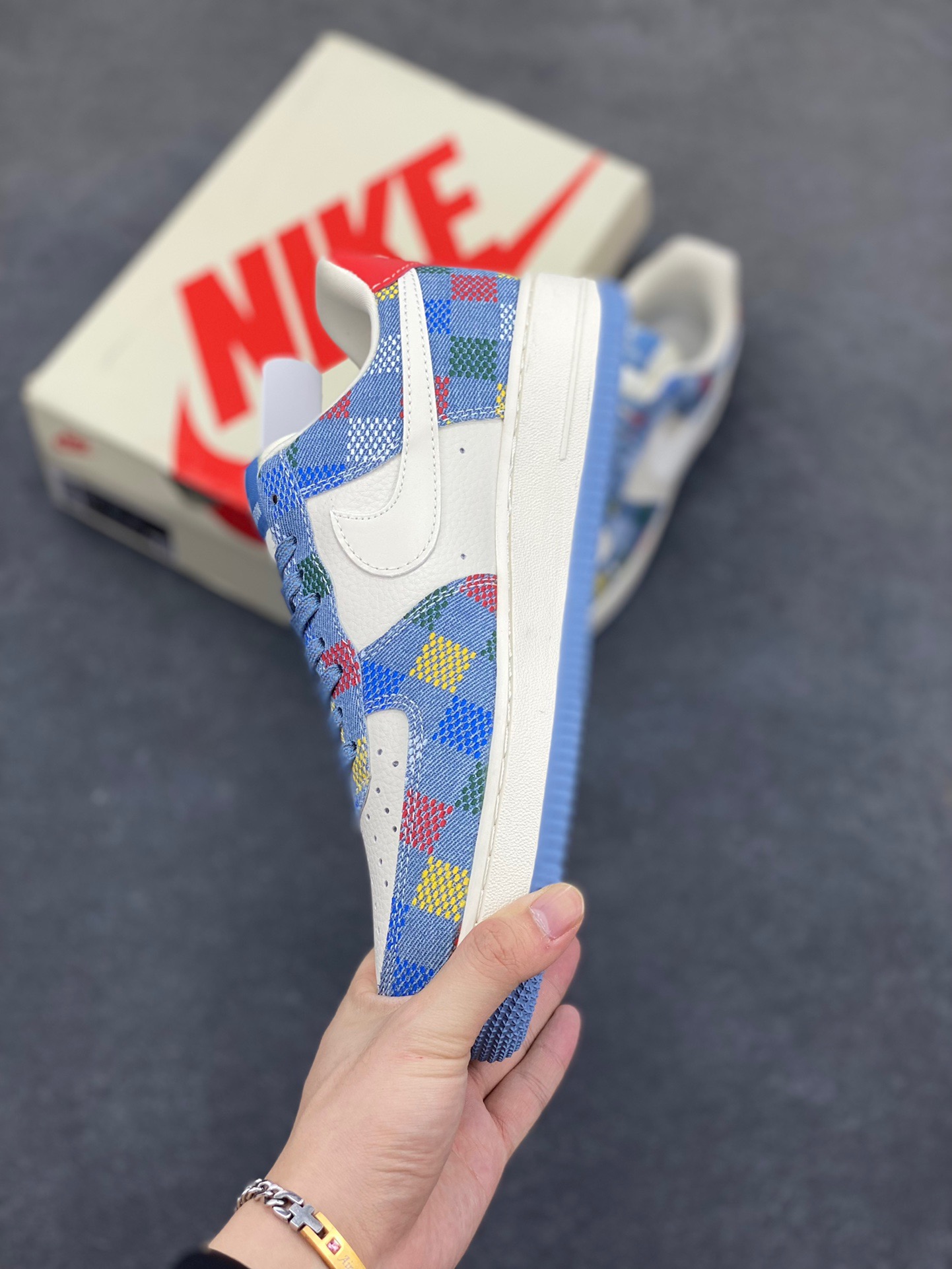 图片[3]-NIke Air Force 1 ‘07 Low “LV联名——彩色牛仔”空军一号 低帮 运动鞋 休闲鞋 折边针车 工艺难度大 原楦头原纸板 原装鞋盒 定制五金配件 内置全掌气垫 原厂鞋底 货号：XL1979-101 尺码：36 36.5 37.5 38 38.5 39 40 40.5 41 42 42.5 43 44 44.5 45-选品中心