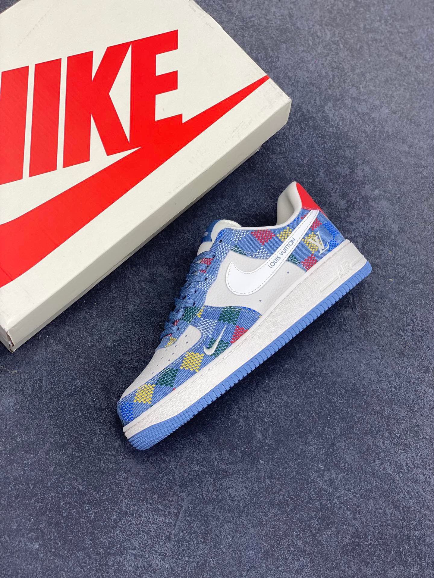 图片[7]-NIke Air Force 1 ‘07 Low “LV联名——彩色牛仔”空军一号 低帮 运动鞋 休闲鞋 折边针车 工艺难度大 原楦头原纸板 原装鞋盒 定制五金配件 内置全掌气垫 原厂鞋底 货号：XL1979-101 尺码：36 36.5 37.5 38 38.5 39 40 40.5 41 42 42.5 43 44 44.5 45-选品中心