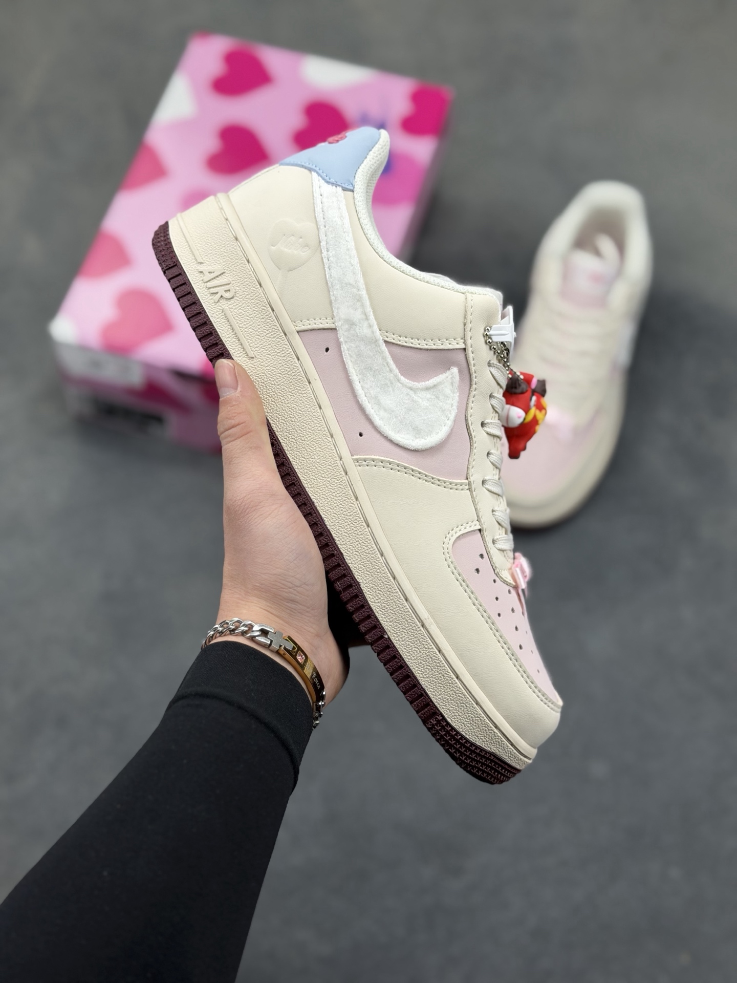 本地自取💰230
🌸 温柔甜酷风 · Nike Air Force 1 Low 粉雾撞色款
 当经典空军一号遇上马卡龙撞色，这双Air Force 1 Low把春日甜酷氛围感直接穿在脚下。米白与樱花粉拼接的鞋身是温柔底色，白色丝绒质感的Swoosh在粉调上格外细腻，后跟一抹浅蓝点缀，让整体色彩层次丰富又和谐。深酒红色外底与浅色鞋身形成撞色，在温柔中增添了一丝复古酷感。它保留了Air Force 1标志性的复古轮廓与Air气垫缓震，既满足日常出街的舒适脚感，又能通过甜酷配色成为造型亮点。无论是搭配百褶裙打造学院风，还是用牛仔裤营造美式复古感，都能轻松适配货号:DF0188-140
Size:36 36.5 37.5 38 38.5 39 40 40.5 41 42 42.5 43 44 44.5 45