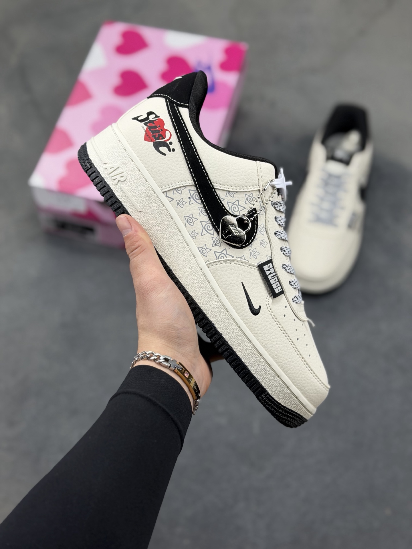 本地自取💰230
情人节主题!Nike Air Force 1 Low(斯图西联名) 空军一号 爆款高端定制 爱心锁扣+星星涂鸦,把甜酷焊在鞋上,日常出街氛围感直接拉满!
鞋身布满星星涂鸦图案,搭配心形金属挂饰,后跟印有“Stussy”爱心涂鸦字样,米白搭配黑色细节点缀,整体风格契合情人节浪漫。
定制鞋盒 大厂纯原品质出货 超高清洁度 皮料切割干净无任何毛边 细节完美
货号:DW8806-006
Size:36 36.5 37.5 38 38.5 39 40 40.5 41 42 42.5 43 44 44.5 45