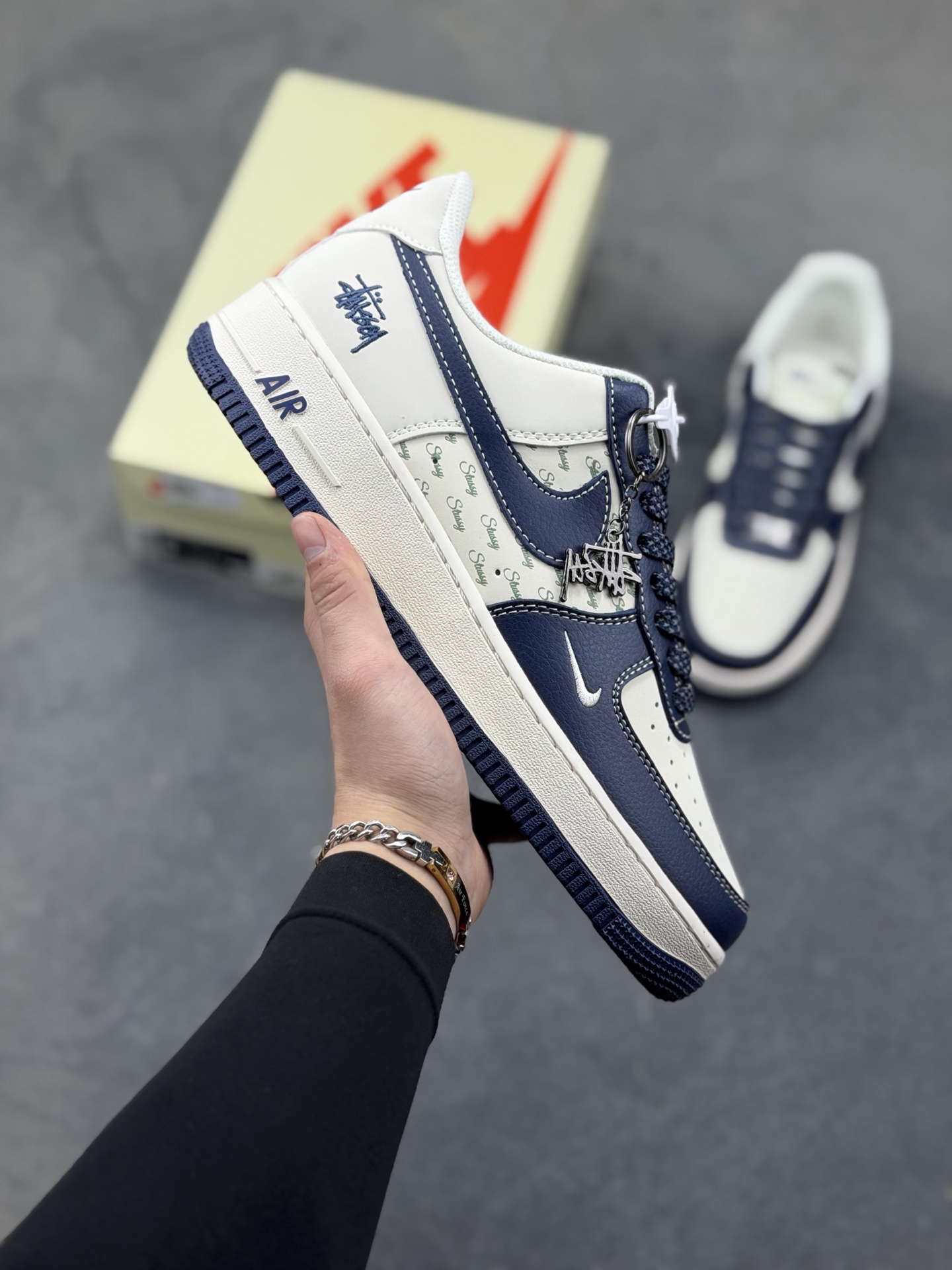 本地自取💰230
复古潮流涂鸦!Nike Air Force 1 Low(斯图西联名) 空军一号 爆款高端定制 反光满印Logo+刺绣标识,街头质感拉满!
鞋侧有Stussy刺绣标识,融标志性的涂鸦式Logo与满印品牌标识,鞋身采用米白与藏蓝拼接设计,金属挂饰等细节强化了联名辨识度。
定制鞋盒 大厂纯原品质出货 超高清洁度 皮料切割干净无任何毛边 细节完美
货号:HH7518-081
Size:36 36.5 37.5 38 38.5 39 40 40.5 41 42 42.5 43 44 44.5 45