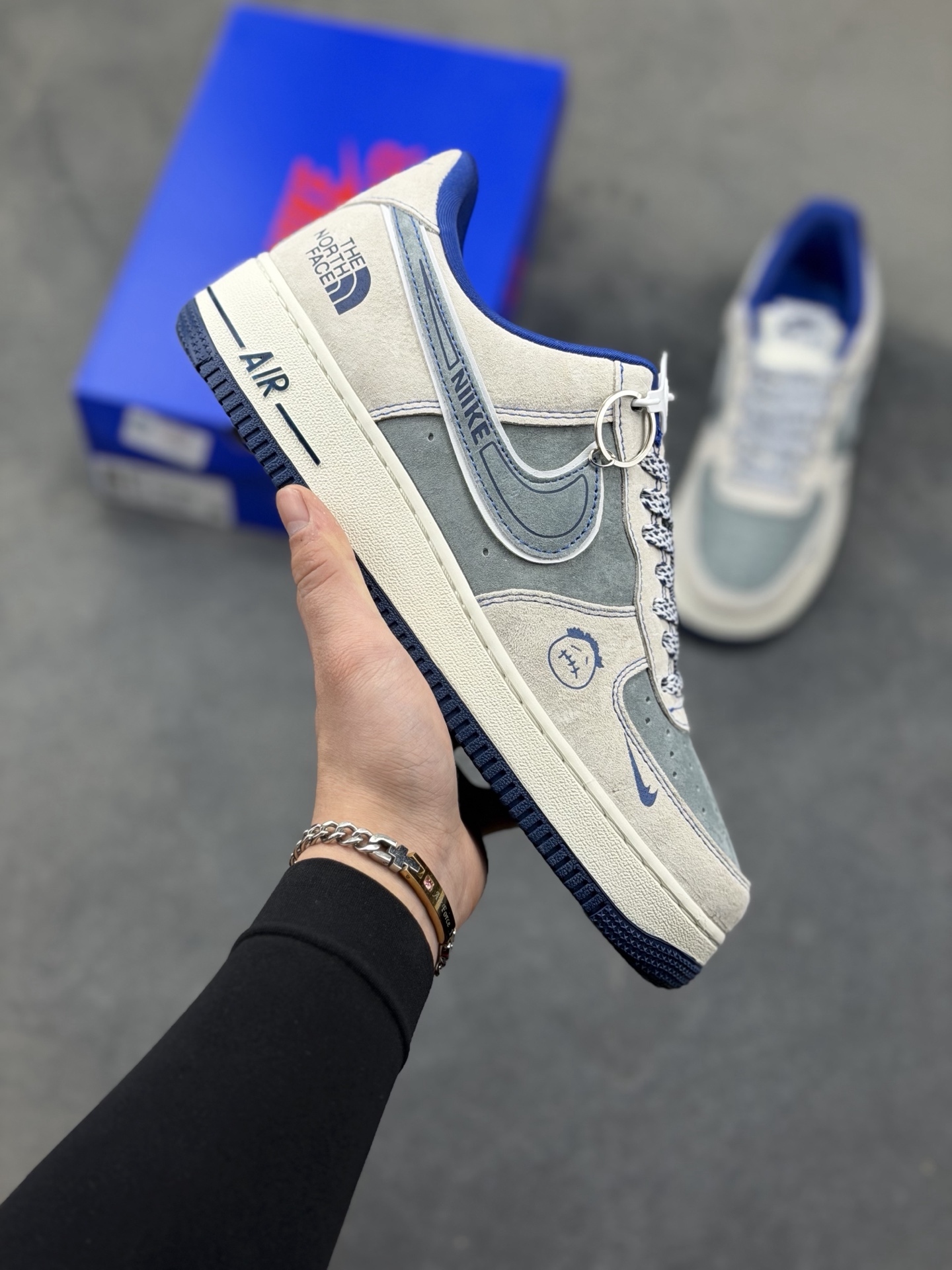 本地自取💰230
🌊 Nike Air Force 1 Low × The North Face「雾蓝山系」｜把户外基因焊在街头
 这双SY1388-026是Air Force 1与北面的跨界联名款，用雾蓝渐变麂皮拼接山系元素，将户外机能感与AF1的经典街头基因完美融合，既是能应对日常通勤的潮流单品，也是藏着户外探索精神的小众宝藏鞋款。
✨ 设计深扒：街头与山系的双向奔赴
 - 材质与配色：以浅米麂皮为基底，雾蓝与深灰麂皮拼接出层次丰富的山系视觉，像清晨山间的雾霭与岩壁的碰撞；鞋侧的双勾设计用蓝白线条勾勒，呼应北面的户外标识，低调中暗藏联名细节。
Size:36 36.5 37.5 38 36.5 39 40 40.5 41 42 42.5 43 44 44.5 45