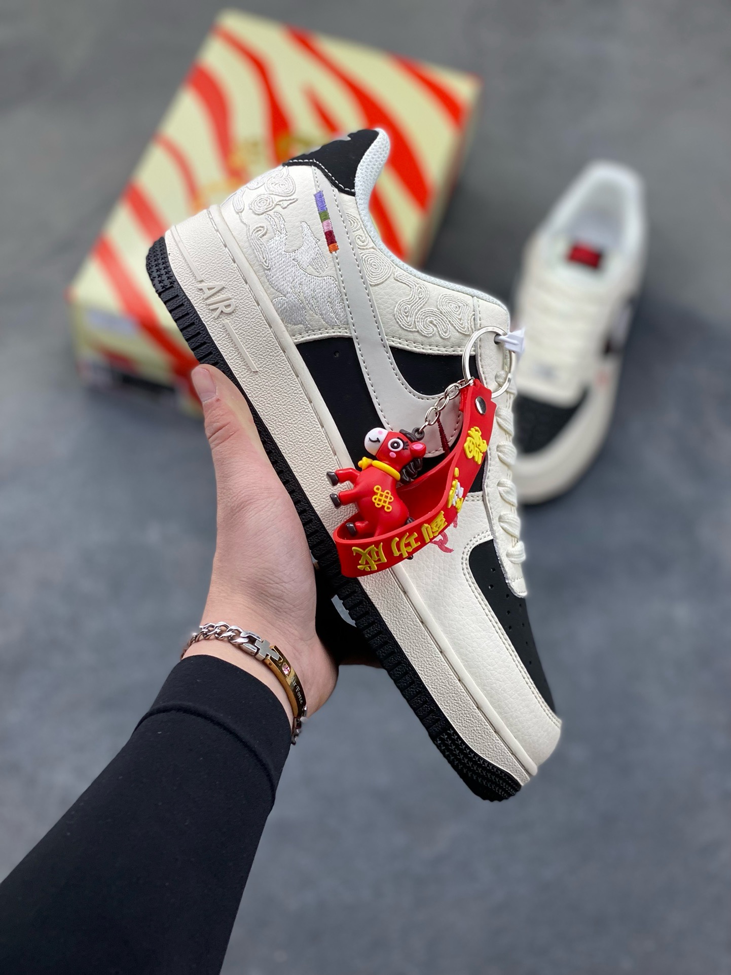 特 海外限量发售!公司级NIke Air Force 1 ‘07 Low “马年限定联名——白黑”空军一号 低帮 运动鞋 休闲鞋 折边针车 工艺难度大 原楦头原纸板 原装鞋盒 定制五金配件 内置全掌气垫 原厂鞋底 货号:MY9669-606