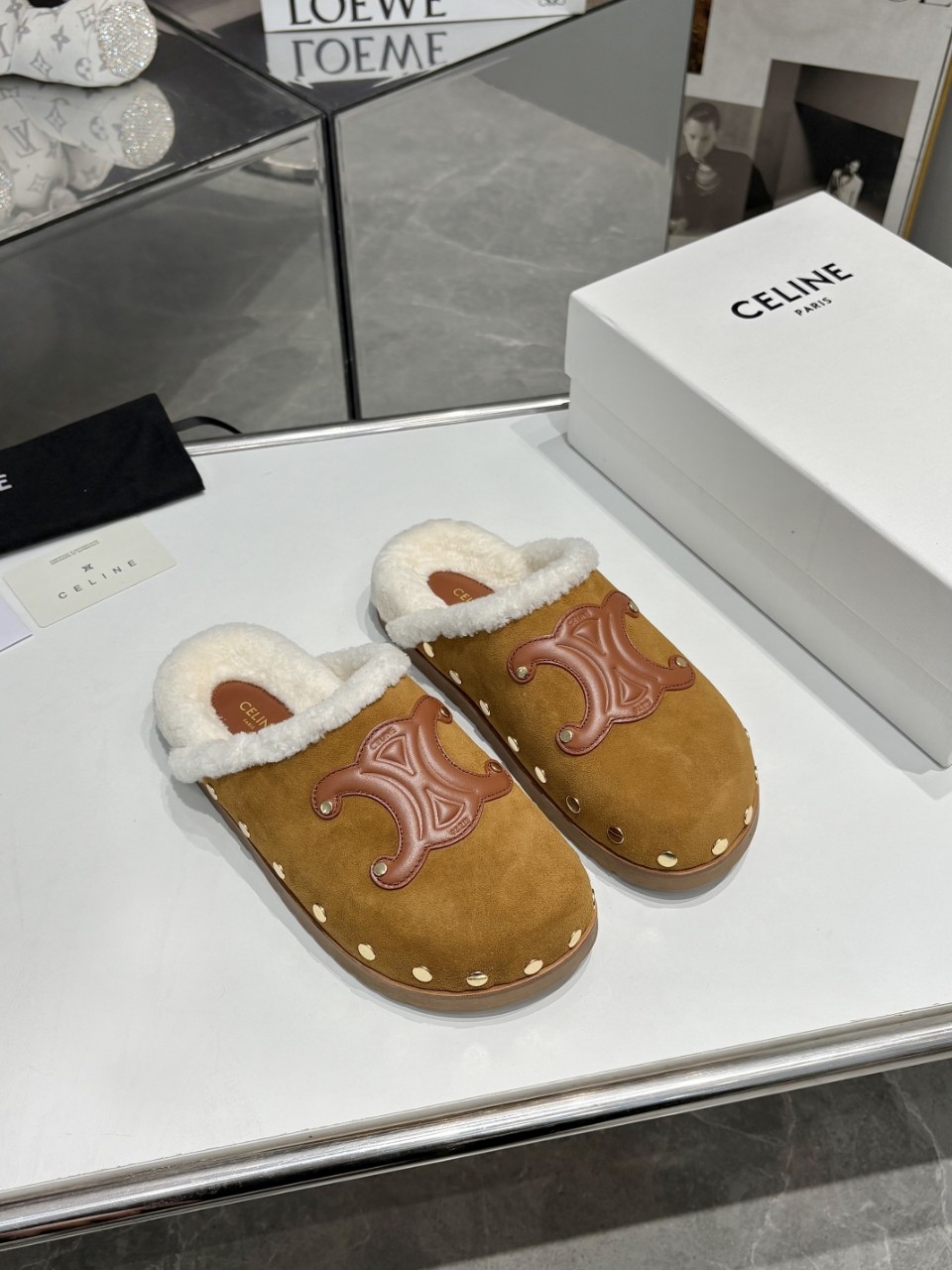 NO:467766,Baotou Celine Celine 25ss autumn and winter new products wool slippers This season's Celine made me love it again again. There are too many beautiful shoes in this season. This wool slippers are really unpleasant to extricate themselves. Hot sale real wool slippers, beautiful and comfortable, easy to wear, size 35-39 (40 41 customized), semi-travel, celine, celine, slippers19860909包头 Celine 塞琳 25ss秋冬新品 羊毛拖鞋 这一季的赛琳又让我重新爱了它一次 这季节美鞋太多这款毛拖 真的是让我无法自拔 热售中真羊毛拖鞋,美观舒适,穿着方便,码数35-39（40 41定做）,半拖,celine,celine,slippers,Women's Shoes