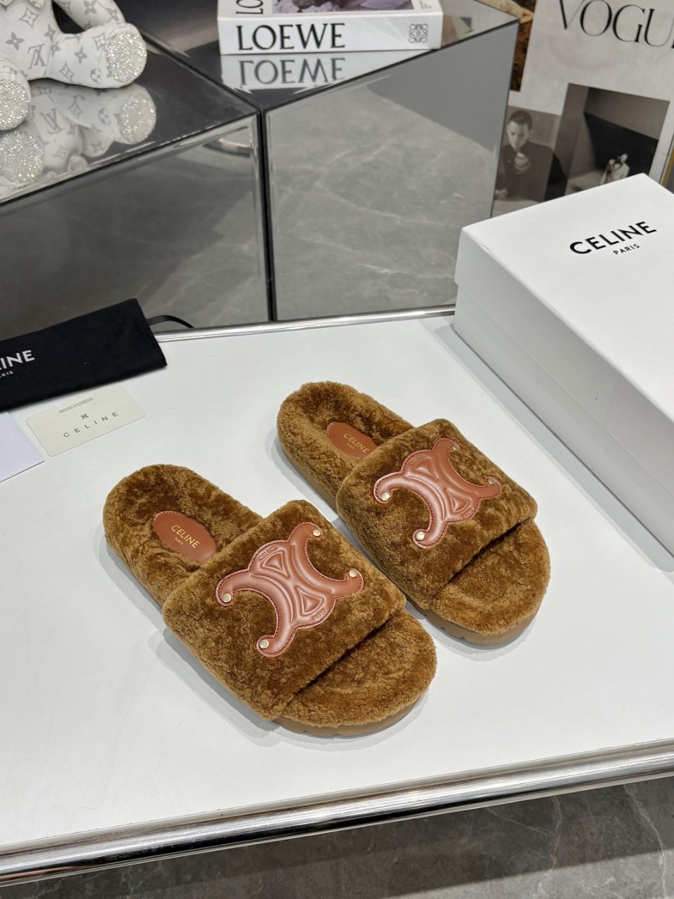 NO:467710,Celine 25ss autumn and winter new products wool slippers This season's Celine made me love it again again. There are too many beautiful shoes in this season. This wool slippers really make me unable to extricate myself. Hot sale real wool slippers, beautiful and comfortable, easy to wear, size 35-39 (40 41 customized), wool slippers, celine, celine, slippers19860909Celine 塞琳 25ss秋冬新品 羊毛拖鞋 这一季的赛琳又让我重新爱了它一次 这季节美鞋太多这款毛拖 真的是让我无法自拔 热售中真羊毛拖鞋,美观舒适,穿着方便,码数35-39（40 41定做）,毛毛鞋拖鞋,celine,celine,slippers,Women's Shoes