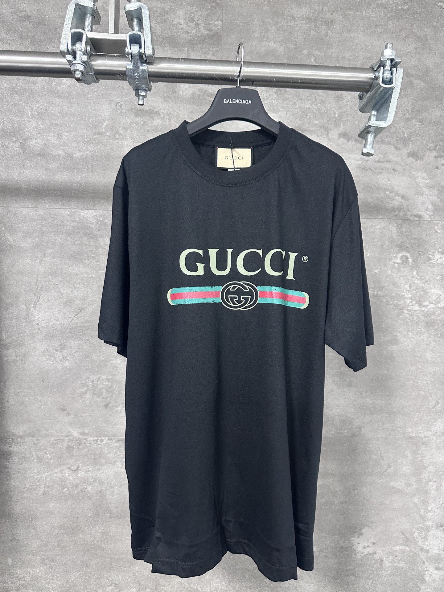 高端原单 GUCCI 超大Logo造型腰带印花短袖T恤黑色男女款 尺码表：XS. S. M. L 印花：印花材料采用安全环保无毒婴儿认证的发泡材料；印花轮廓清晰干净，有康丽机器出来的质感；如果衣服要清洗的话，建议翻过来手洗，保护印花 面料…