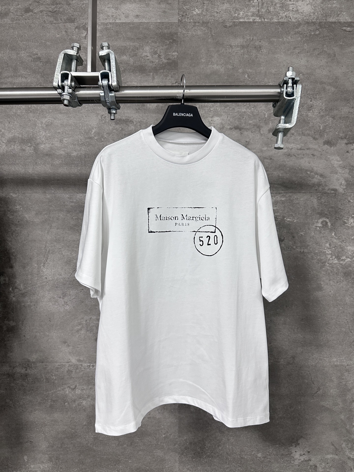 Camiseta de manga corta de edición limitada 520 de Martin Margiela MM6 25SS con estampado pesado. Tejido de algodón de …