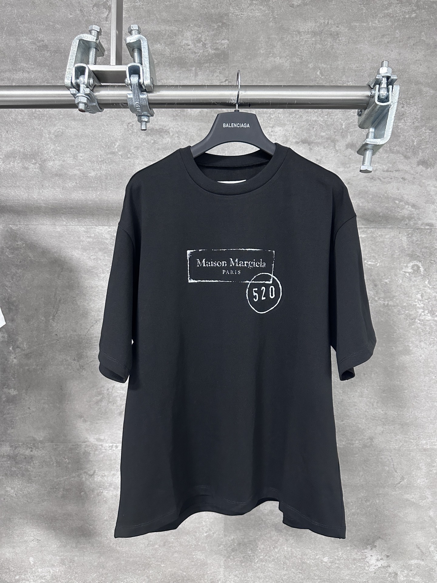 Camiseta de manga corta de edición limitada 520 de Martin Margiela MM6 25SS con estampado pesado. Tejido de algodón de …