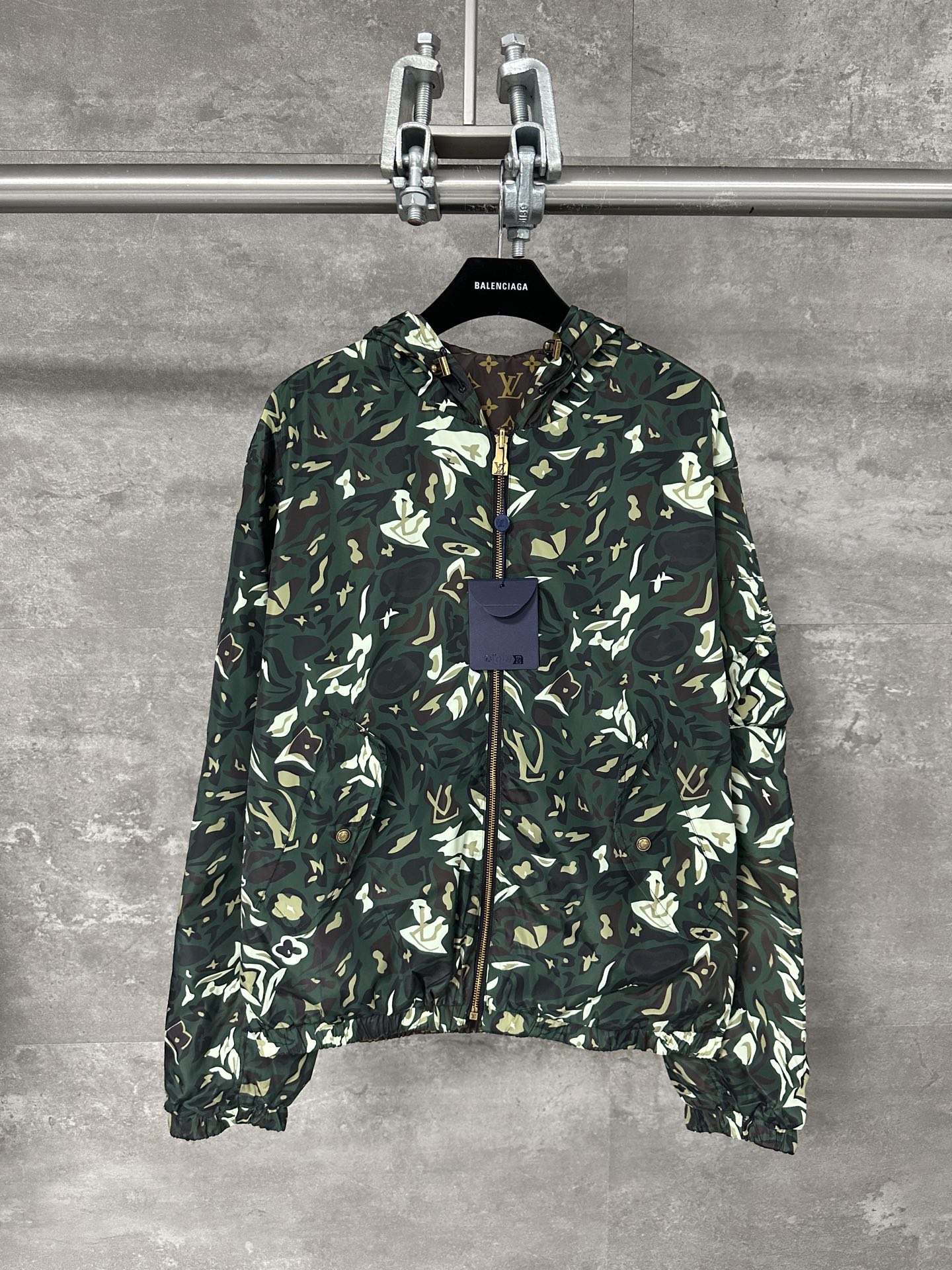 Louis Vuitton Chaqueta Estampada Reversible de la Colección Nigo 2025