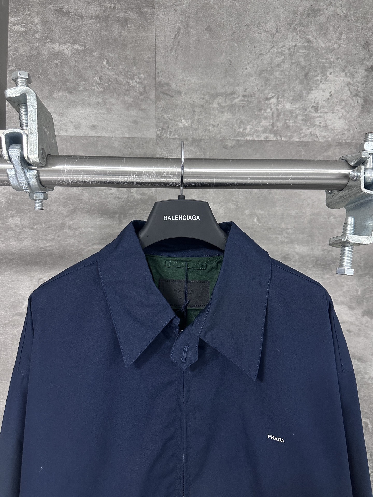 Prada Chaqueta Bomber con Logo Bordado en Algodón para Hombre 3 i1757184772704 9564 0 1