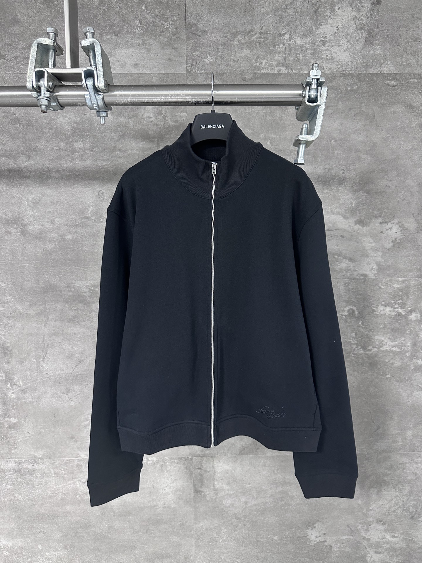 NO:523963,Acne Studios 2025 autumn and winter new product for men and women logo embroidered zipper sweatshirt executive jacket, simple and cold style design tone, daily loose contour cut, slim visual length, full zipper open body can wear different temperaments of lapels and stand collars. Although it is a veritable sweatshirt, because the front is plain and simple, like a sweatshirt version of the executive jacket, the back is a brilliant design, court-style cursive signature large letter embroidery, thick lines 3D craftsmanship, thick three-dimensional, extremely luxurious texture and clear recognition, the steady trend in front of people is fully expressed, not only in contrast, but also in Acne's charm, versatile in any occasion, achieving a gender-definition wear experience. 450 grams heavy cotton terry ring, authentic!  Acne Studios, a brand from Stockholm, Sweden, is a typical representative of the Nordic minimalist style. It has been artistically processed and sublimated on the basis of the cold style and has become a recognized fashion leader in the fashion industry. Color black, hemp gray, denim blue, sizes S M L XL, acne studios, dior, hoodie, sweatshirts, jackets & coats, jackets & coats, alexander wang19860909Acne Studios 2025 秋冬新品男女同款徽标刺绣拉链运动衫行政夹克外套,简约的冷淡风设计腔调,日常宽松的轮廓剪裁,修身视觉的衣长,全拉链开身可以穿出翻领和立领的不同气质,虽是名副其实的卫衣,由于正面素色纯朴仿佛卫衣版的行政夹克,后背则是大放异彩的设计,宫廷风的草写签名体大字母刺绣,粗线条的3D工艺,浑厚立体,极具奢华质感和清晰的辨识度,人前稳重人后潮流表达的淋漓尽致,不仅是反差,也是Acne的魅力,百搭任何场合,实现无性别定义的穿着体验.450克重磅全棉毛圈,正品级！ 来自瑞典斯德哥尔摩的品牌Acne Studios,作为北欧极简风格的典型代表,在冷淡风的基础上经过艺术加工与升华,成为时尚界公认的时髦风尚导向者. 颜色黑色,麻灰,牛仔蓝, 尺码S M L XL,,acne studios,dior,hoodie,sweatshirts,jackets & coats,jackets & coats,alexander wang,Men's clothing